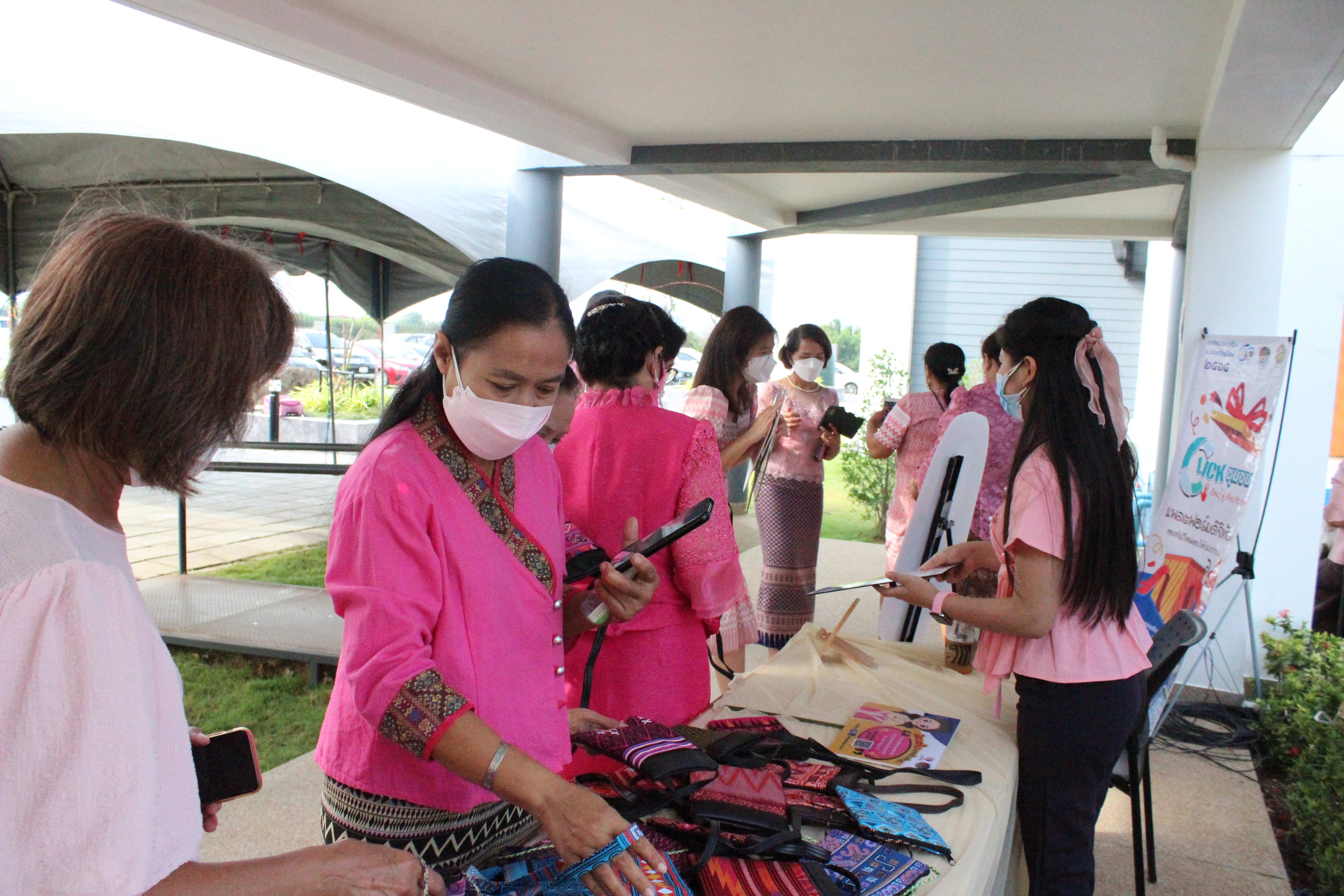 ? CDD KAN News : พช.กาญจนบุรี จัดแสดงบูธ Click ชุมชน เพื่อประชาสัมพันธ์แก่ผู้เข้าร่วมงานโครงการ “พัฒนาศักยภาพและสร้างความเข้มแข็งให้แก่กลุ่มสตรีจังหวัดกาญจนบุรี เนื่องในวันสตรีสากล ปี 2565”