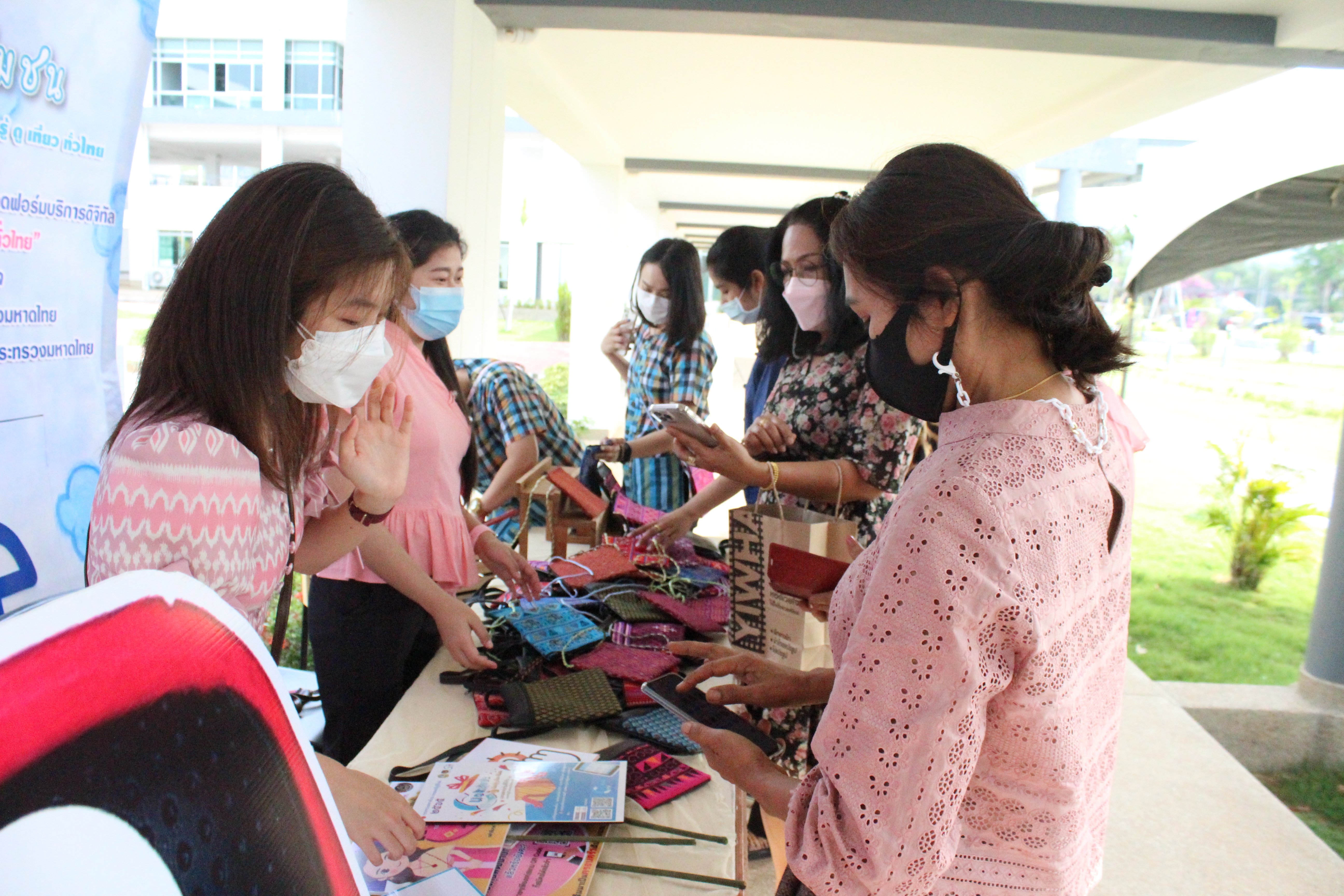 ? CDD KAN News : พช.กาญจนบุรี จัดแสดงบูธ Click ชุมชน เพื่อประชาสัมพันธ์แก่ผู้เข้าร่วมงานโครงการ “พัฒนาศักยภาพและสร้างความเข้มแข็งให้แก่กลุ่มสตรีจังหวัดกาญจนบุรี เนื่องในวันสตรีสากล ปี 2565”