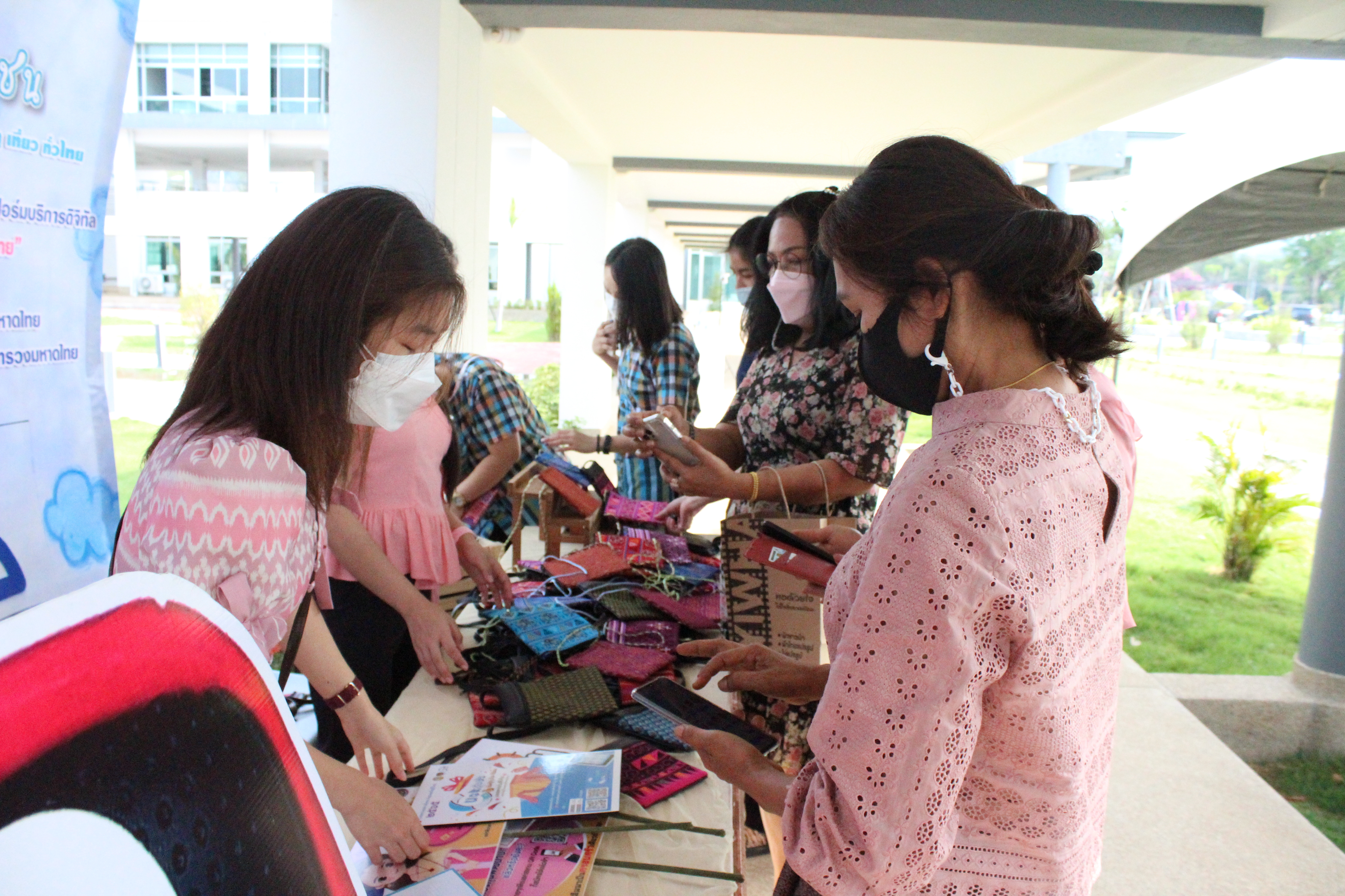 ? CDD KAN News : พช.กาญจนบุรี จัดแสดงบูธ Click ชุมชน เพื่อประชาสัมพันธ์แก่ผู้เข้าร่วมงานโครงการ “พัฒนาศักยภาพและสร้างความเข้มแข็งให้แก่กลุ่มสตรีจังหวัดกาญจนบุรี เนื่องในวันสตรีสากล ปี 2565”