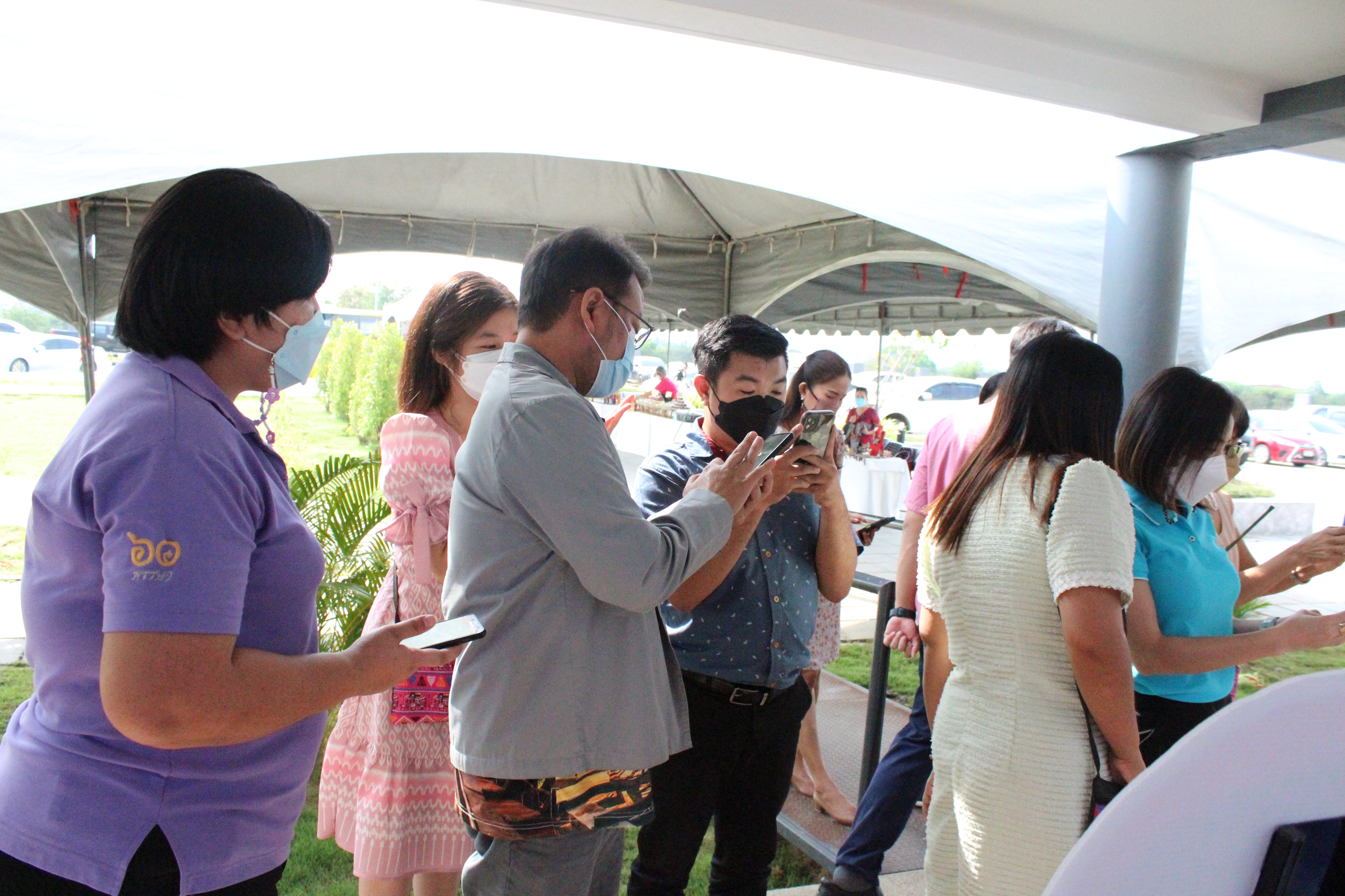 ? CDD KAN News : พช.กาญจนบุรี จัดแสดงบูธ Click ชุมชน เพื่อประชาสัมพันธ์แก่ผู้เข้าร่วมงานโครงการ “พัฒนาศักยภาพและสร้างความเข้มแข็งให้แก่กลุ่มสตรีจังหวัดกาญจนบุรี เนื่องในวันสตรีสากล ปี 2565”