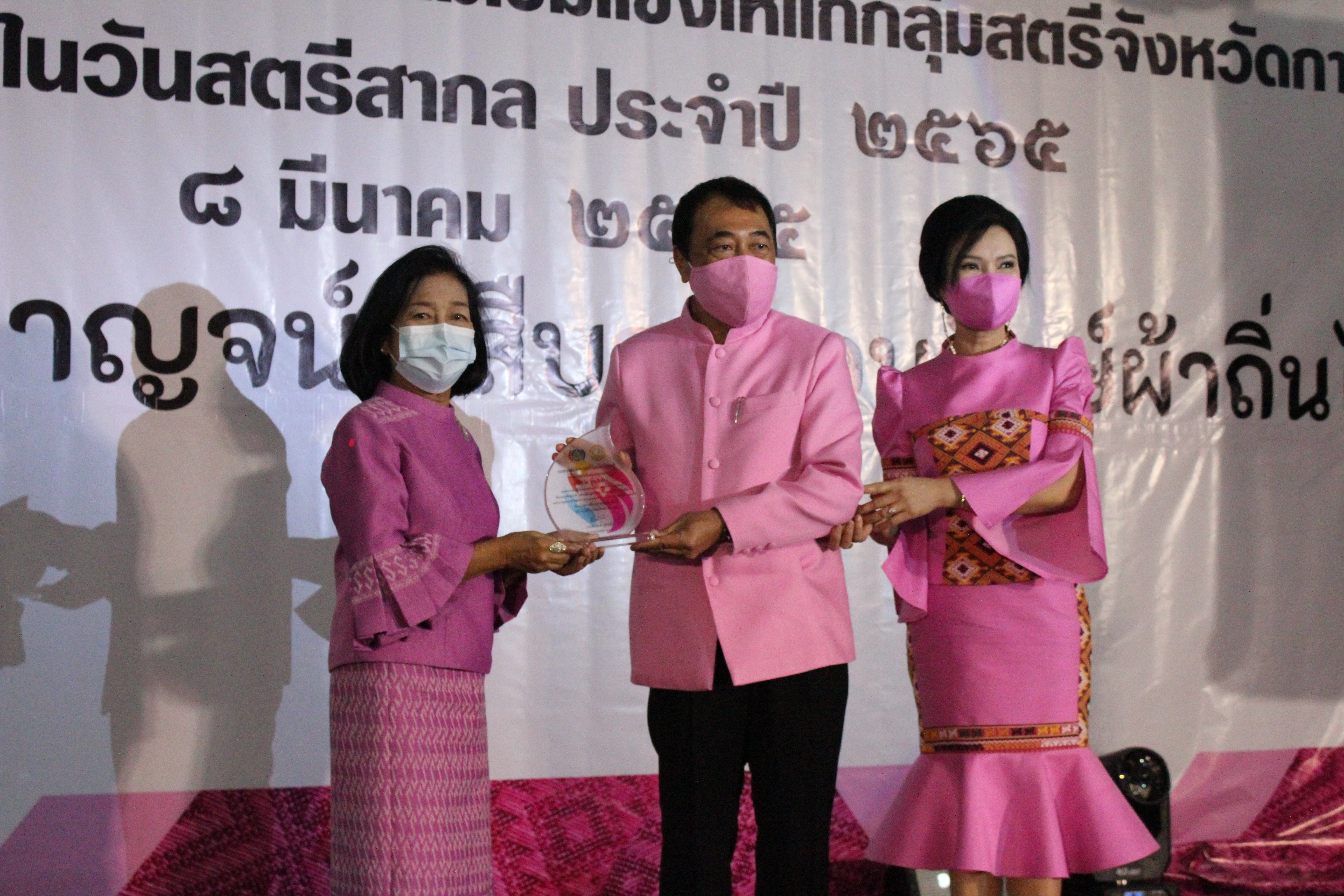 ? CDD KAN News : พช.กาญจน์ จับมือกับ อบจ.กาญจนบุรี ร่วมจัดโครงการ “พัฒนาศักยภาพและสร้างความเข้มแข็งให้แก่กลุ่มสตรีจังหวัดกาญจนบุรี เนื่องในวันสตรีสากล ปี 2565”
