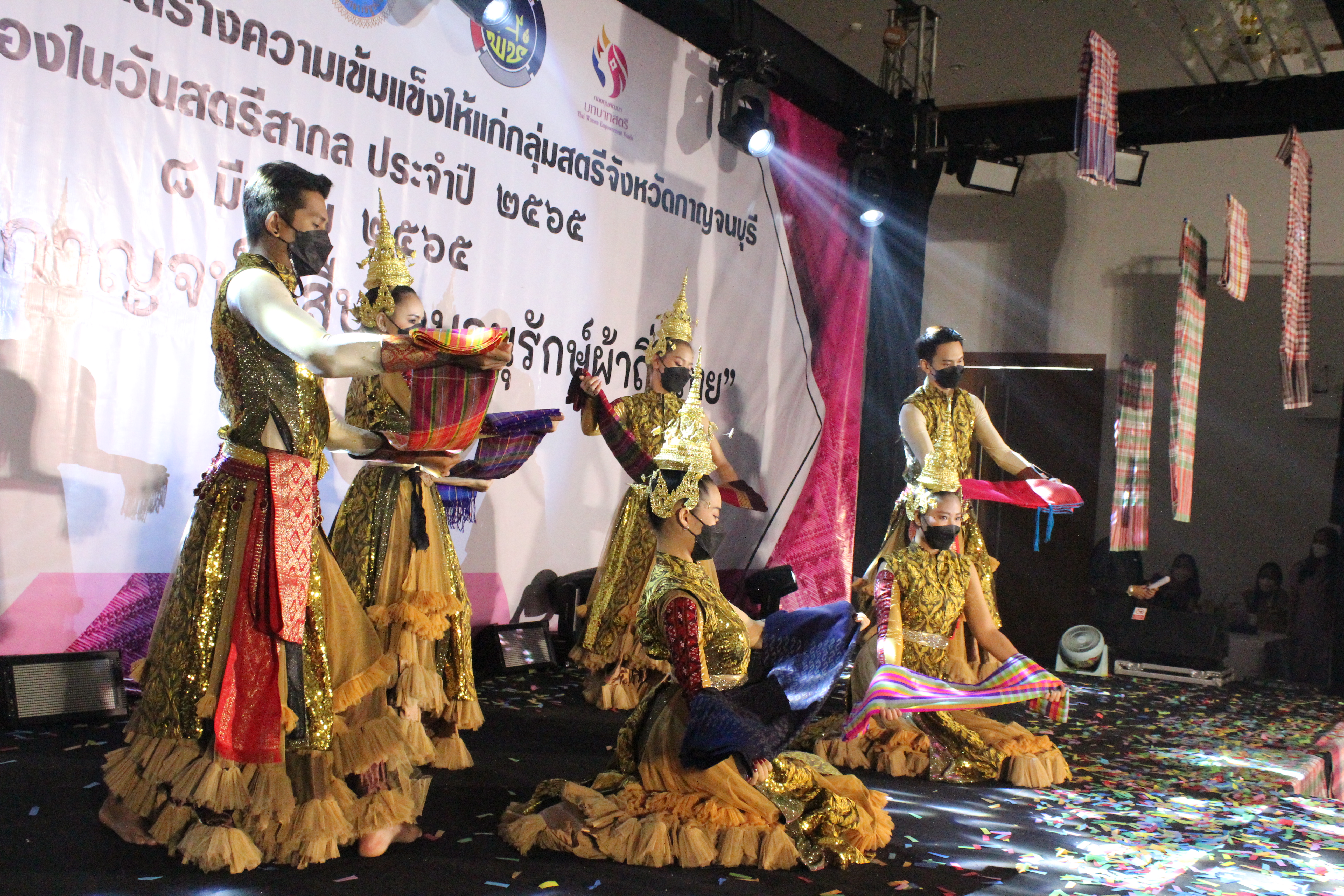 ? CDD KAN News : พช.กาญจน์ จับมือกับ อบจ.กาญจนบุรี ร่วมจัดโครงการ “พัฒนาศักยภาพและสร้างความเข้มแข็งให้แก่กลุ่มสตรีจังหวัดกาญจนบุรี เนื่องในวันสตรีสากล ปี 2565”