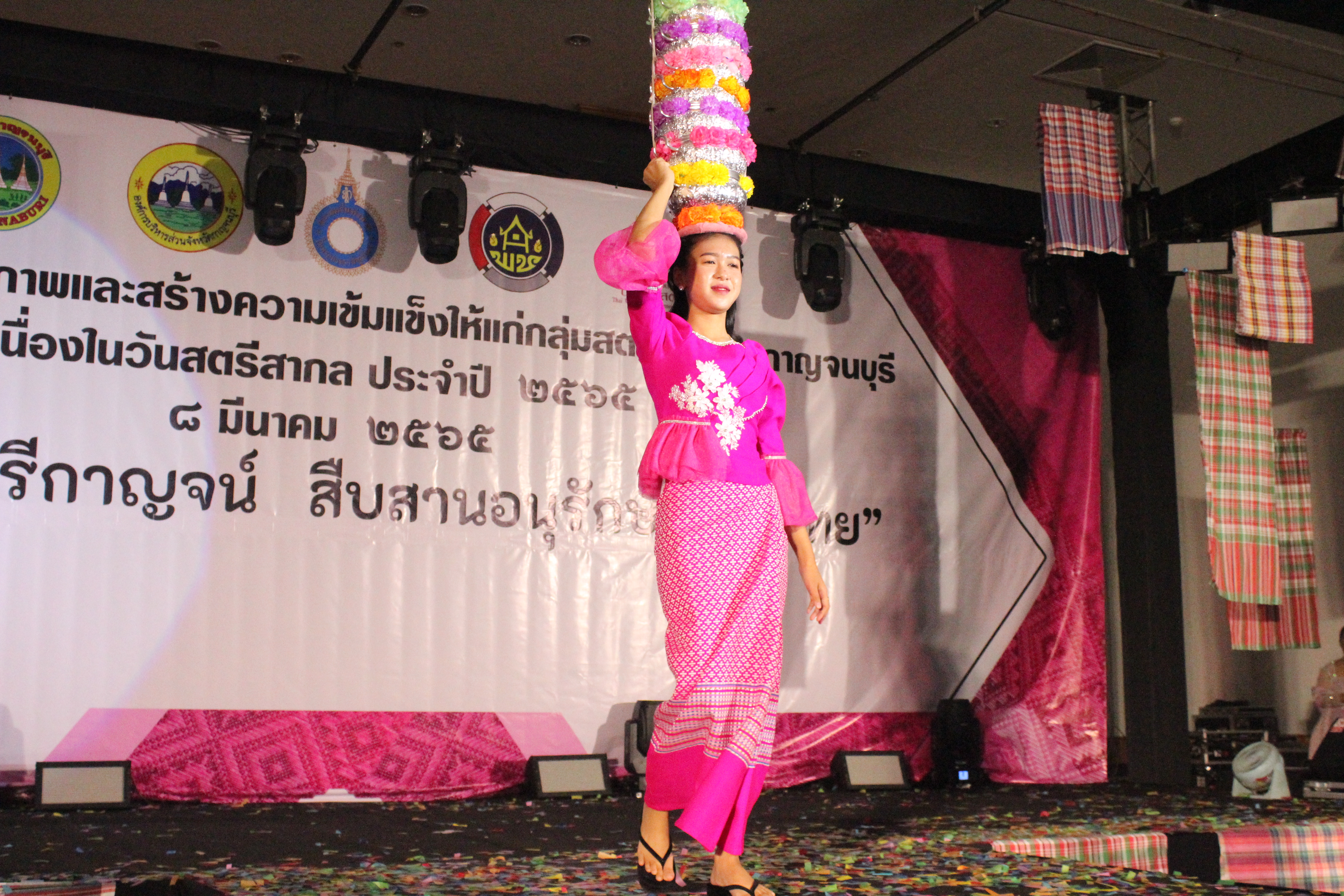 ? CDD KAN News : พช.กาญจน์ จับมือกับ อบจ.กาญจนบุรี ร่วมจัดโครงการ “พัฒนาศักยภาพและสร้างความเข้มแข็งให้แก่กลุ่มสตรีจังหวัดกาญจนบุรี เนื่องในวันสตรีสากล ปี 2565”