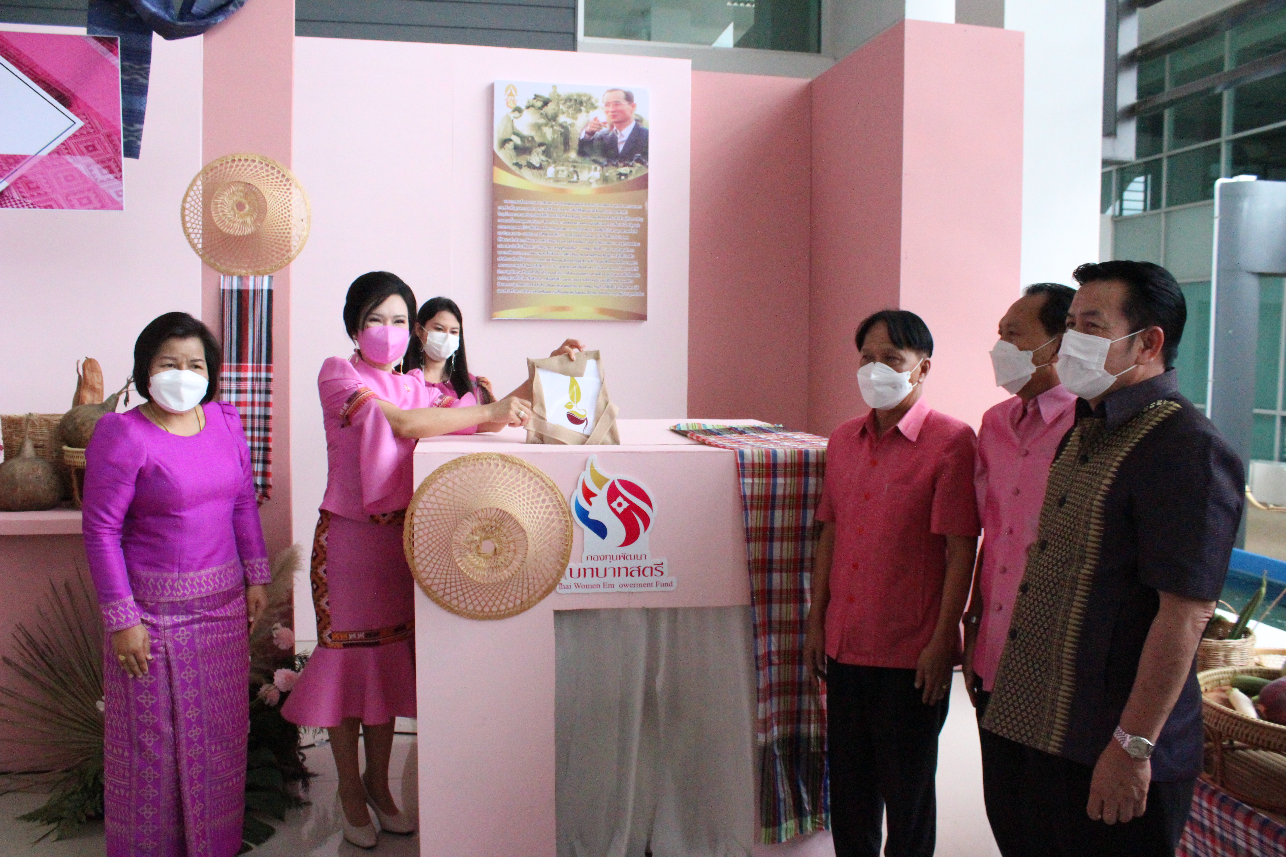 ? CDD KAN News : พช.กาญจน์ จับมือกับ อบจ.กาญจนบุรี ร่วมจัดโครงการ “พัฒนาศักยภาพและสร้างความเข้มแข็งให้แก่กลุ่มสตรีจังหวัดกาญจนบุรี เนื่องในวันสตรีสากล ปี 2565”