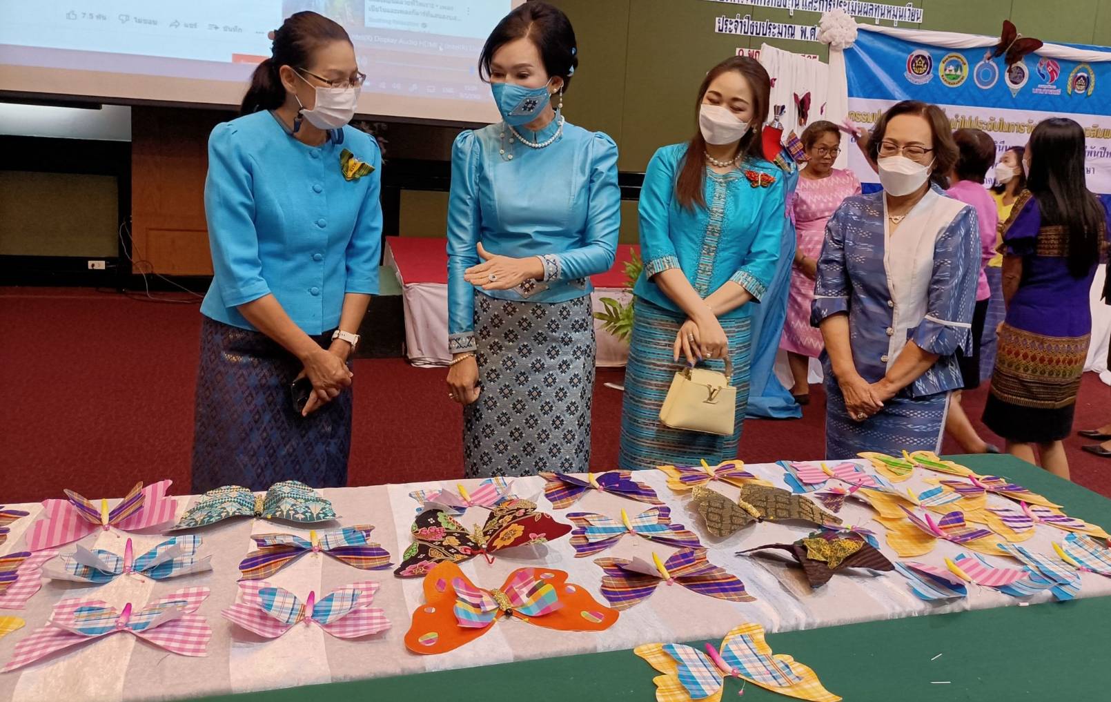 ? CDD KAN News : พช.กาญจน์ จัดกิจกรรมการประดิษฐ์ผีเสื้อเพื่อนำไปประดับในการจัดนิทรรศการเฉลิมพระเกียรติฯ