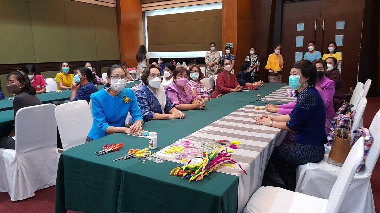 ? CDD KAN News : พช.กาญจน์ จัดกิจกรรมการประดิษฐ์ผีเสื้อเพื่อนำไปประดับในการจัดนิทรรศการเฉลิมพระเกียรติฯ