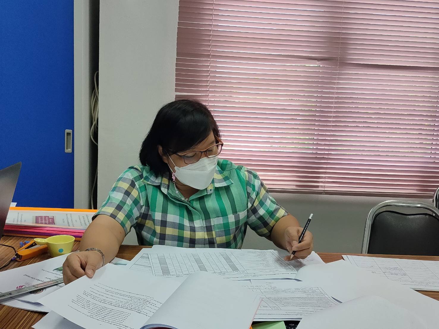 ? CDD KAN News : พช.กาญจนบุรี จัดการประชุมคณะกรรมการคัดเลือกคนกองทุนพัฒนาบทบาทสตรีดีเด่นระดับจังหวัด ตามโครงการเชิดชูเกียรติคนกองทุนพัฒนาบทบาทสตรี ประจำปี 2565 ครั้งที่ 1/2565