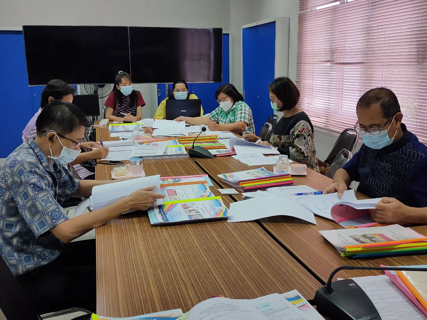 ? CDD KAN News : พช.กาญจนบุรี จัดการประชุมคณะกรรมการคัดเลือกคนกองทุนพัฒนาบทบาทสตรีดีเด่นระดับจังหวัด ตามโครงการเชิดชูเกียรติคนกองทุนพัฒนาบทบาทสตรี ประจำปี 2565 ครั้งที่ 1/2565
