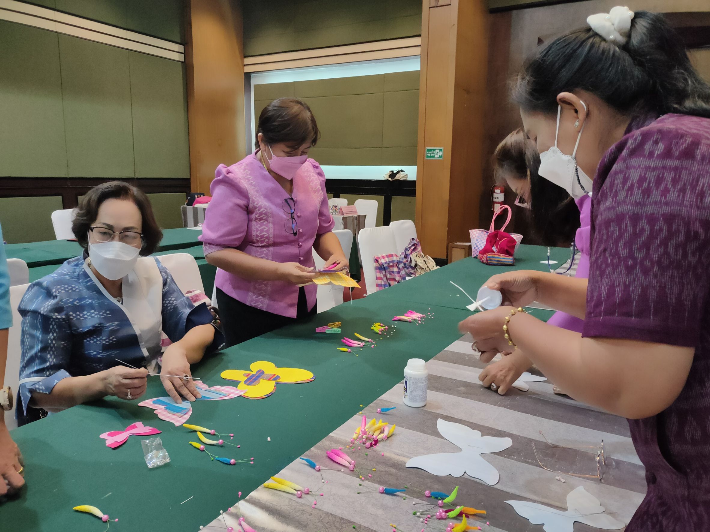 ? CDD KAN News : พช.กาญจน์ จัดกิจกรรมการประดิษฐ์ผีเสื้อเพื่อนำไปประดับในการจัดนิทรรศการเฉลิมพระเกียรติฯ