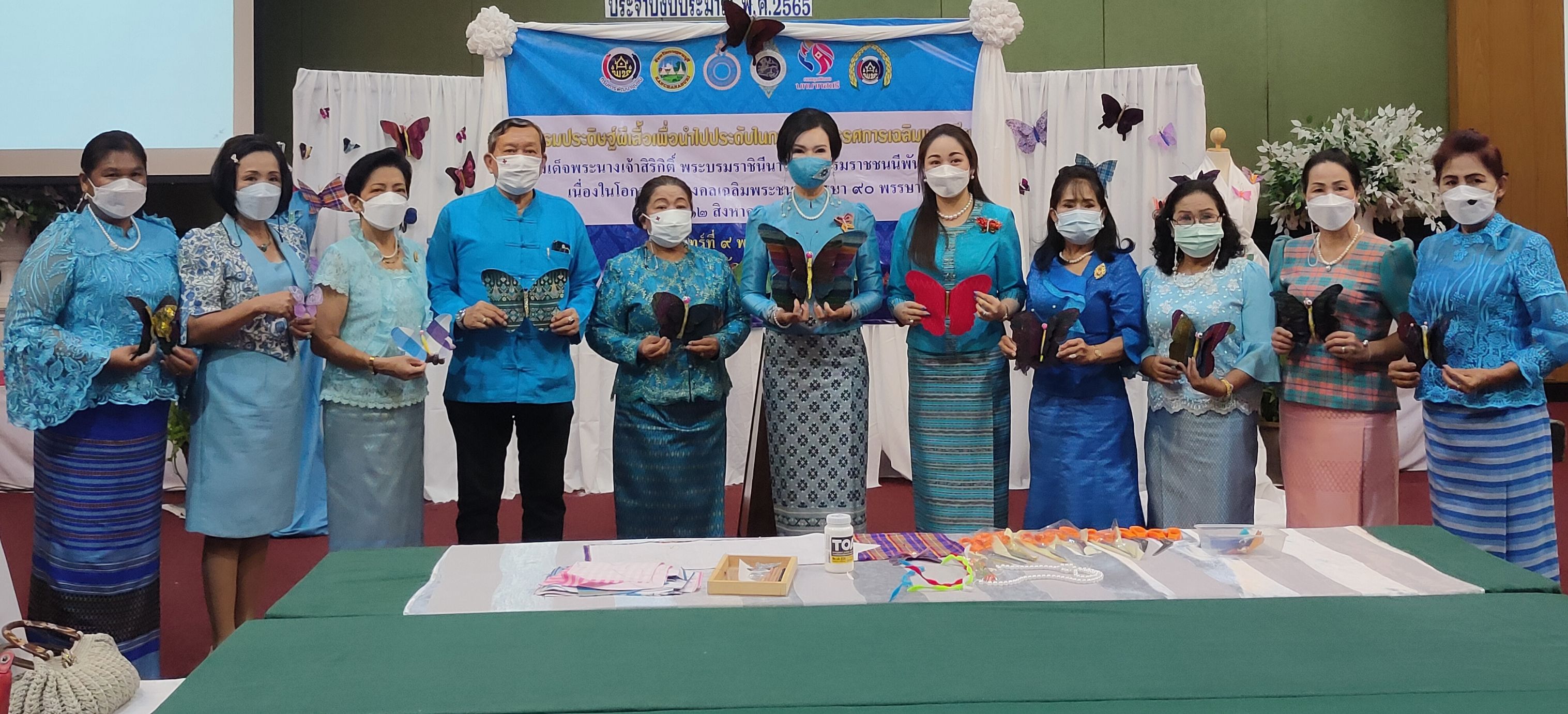 ? CDD KAN News : พช.กาญจน์ จัดกิจกรรมการประดิษฐ์ผีเสื้อเพื่อนำไปประดับในการจัดนิทรรศการเฉลิมพระเกียรติฯ
