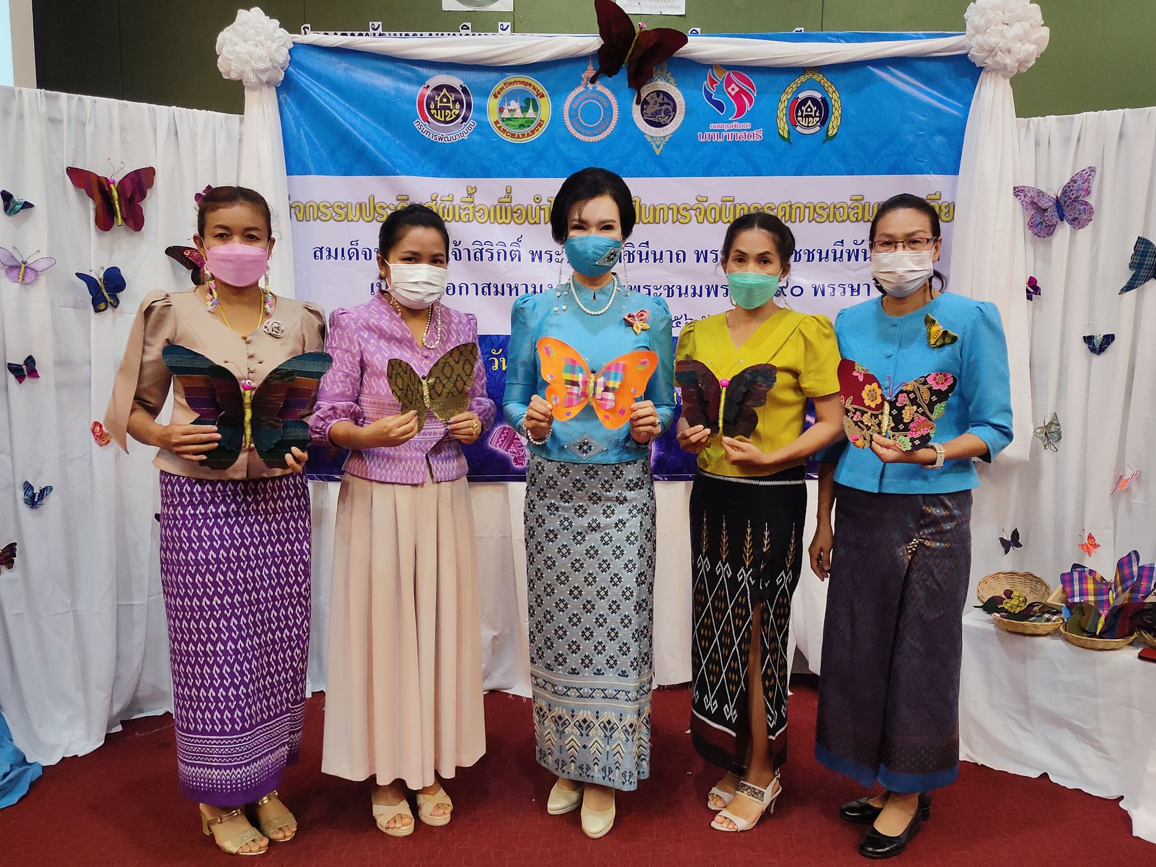 ? CDD KAN News : พช.กาญจน์ จัดกิจกรรมการประดิษฐ์ผีเสื้อเพื่อนำไปประดับในการจัดนิทรรศการเฉลิมพระเกียรติฯ