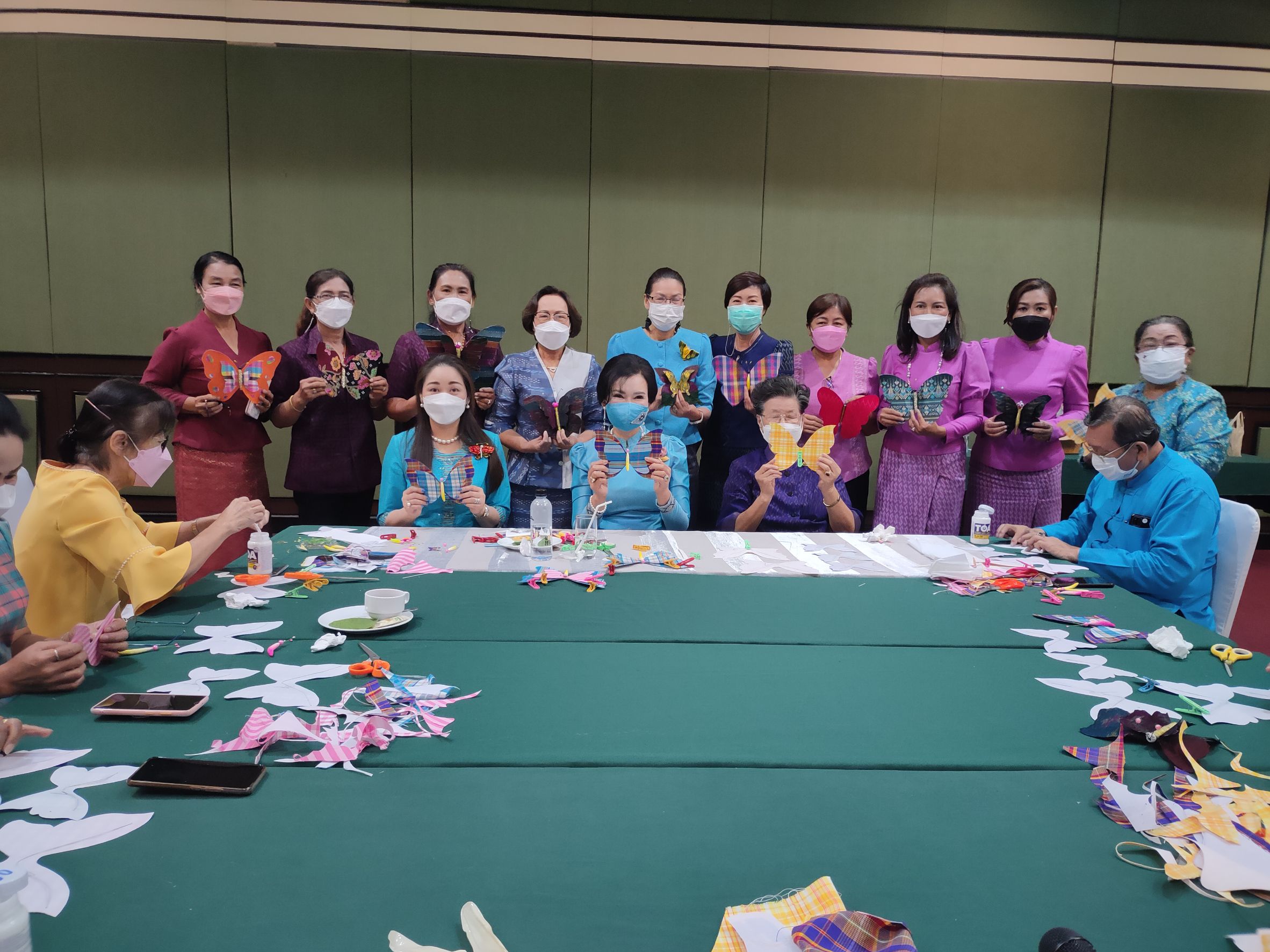 ? CDD KAN News : พช.กาญจน์ จัดกิจกรรมการประดิษฐ์ผีเสื้อเพื่อนำไปประดับในการจัดนิทรรศการเฉลิมพระเกียรติฯ