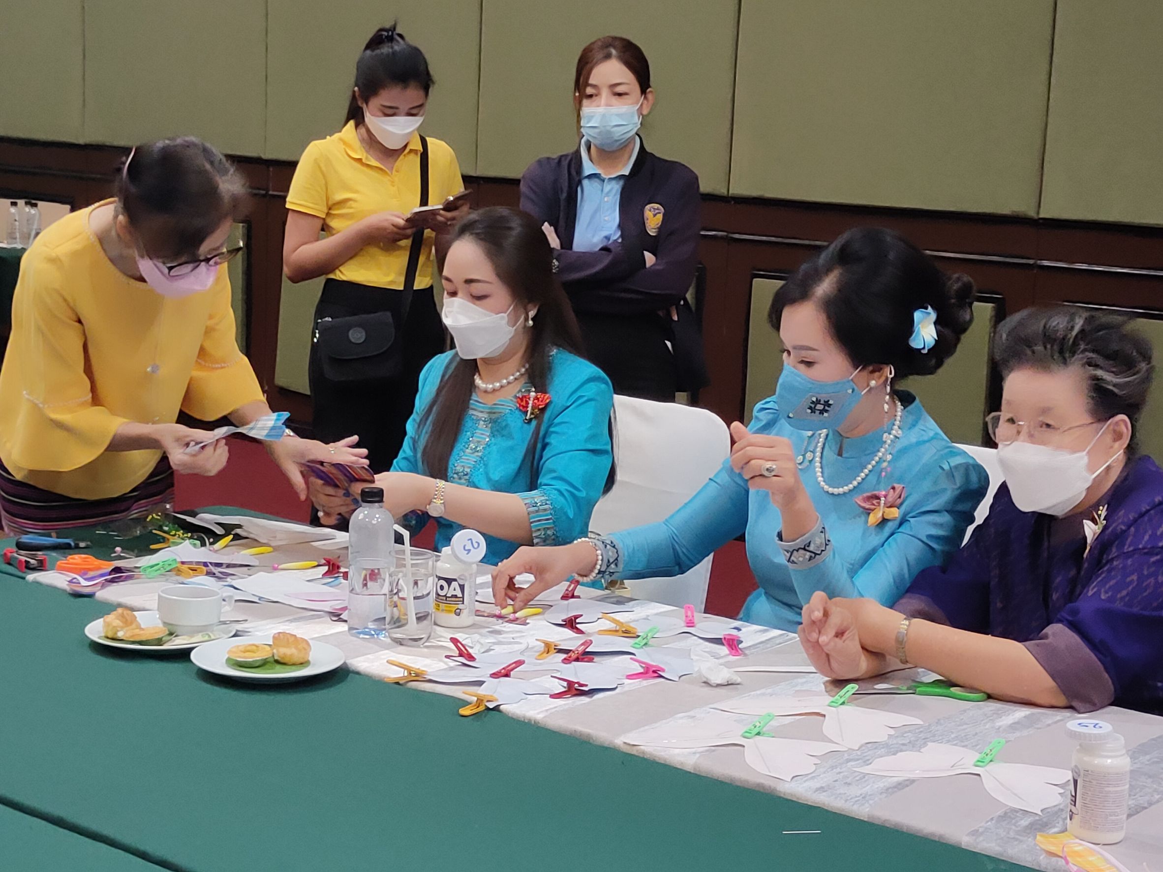 ? CDD KAN News : พช.กาญจน์ จัดกิจกรรมการประดิษฐ์ผีเสื้อเพื่อนำไปประดับในการจัดนิทรรศการเฉลิมพระเกียรติฯ