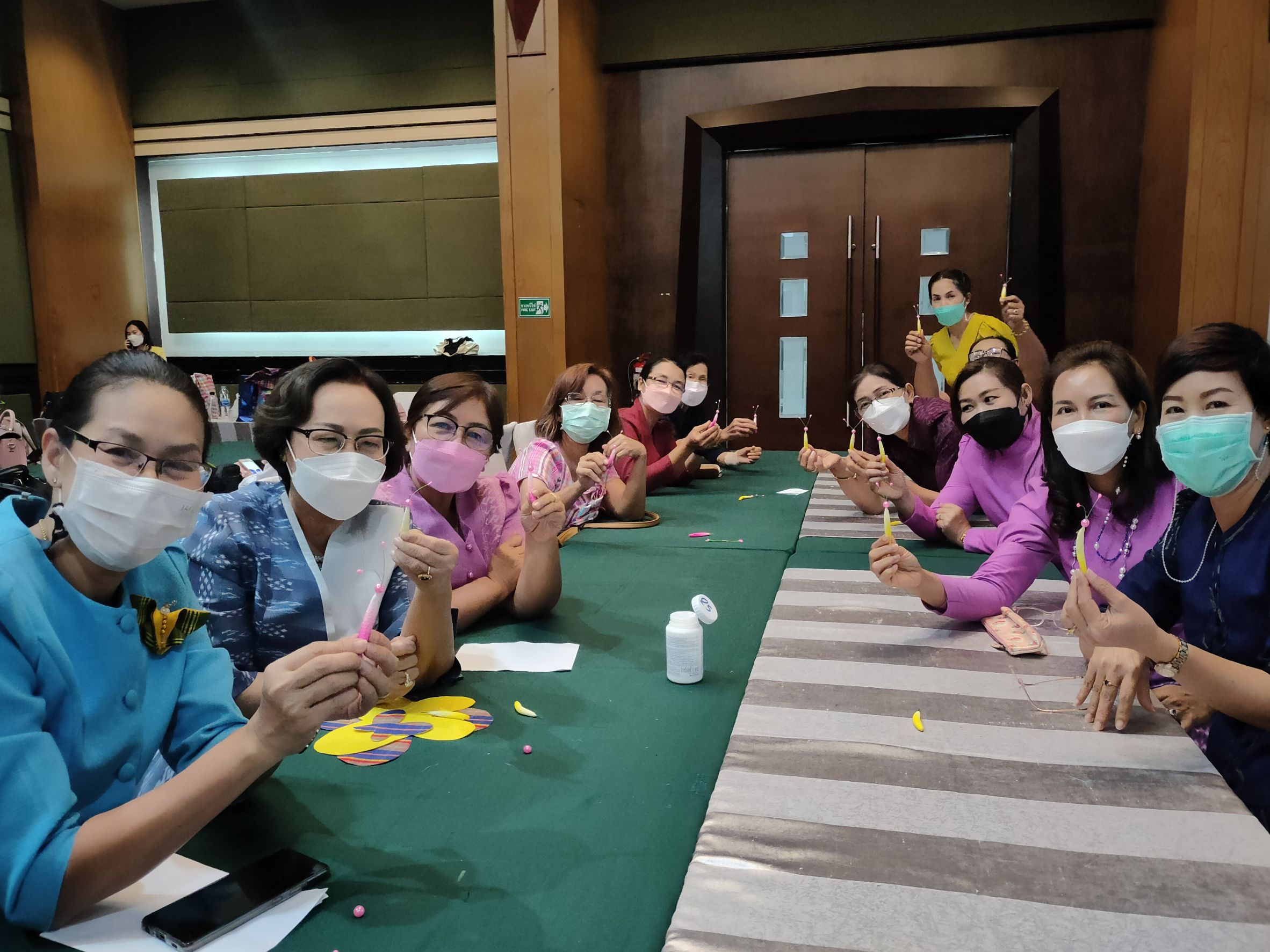 ? CDD KAN News : พช.กาญจน์ จัดกิจกรรมการประดิษฐ์ผีเสื้อเพื่อนำไปประดับในการจัดนิทรรศการเฉลิมพระเกียรติฯ