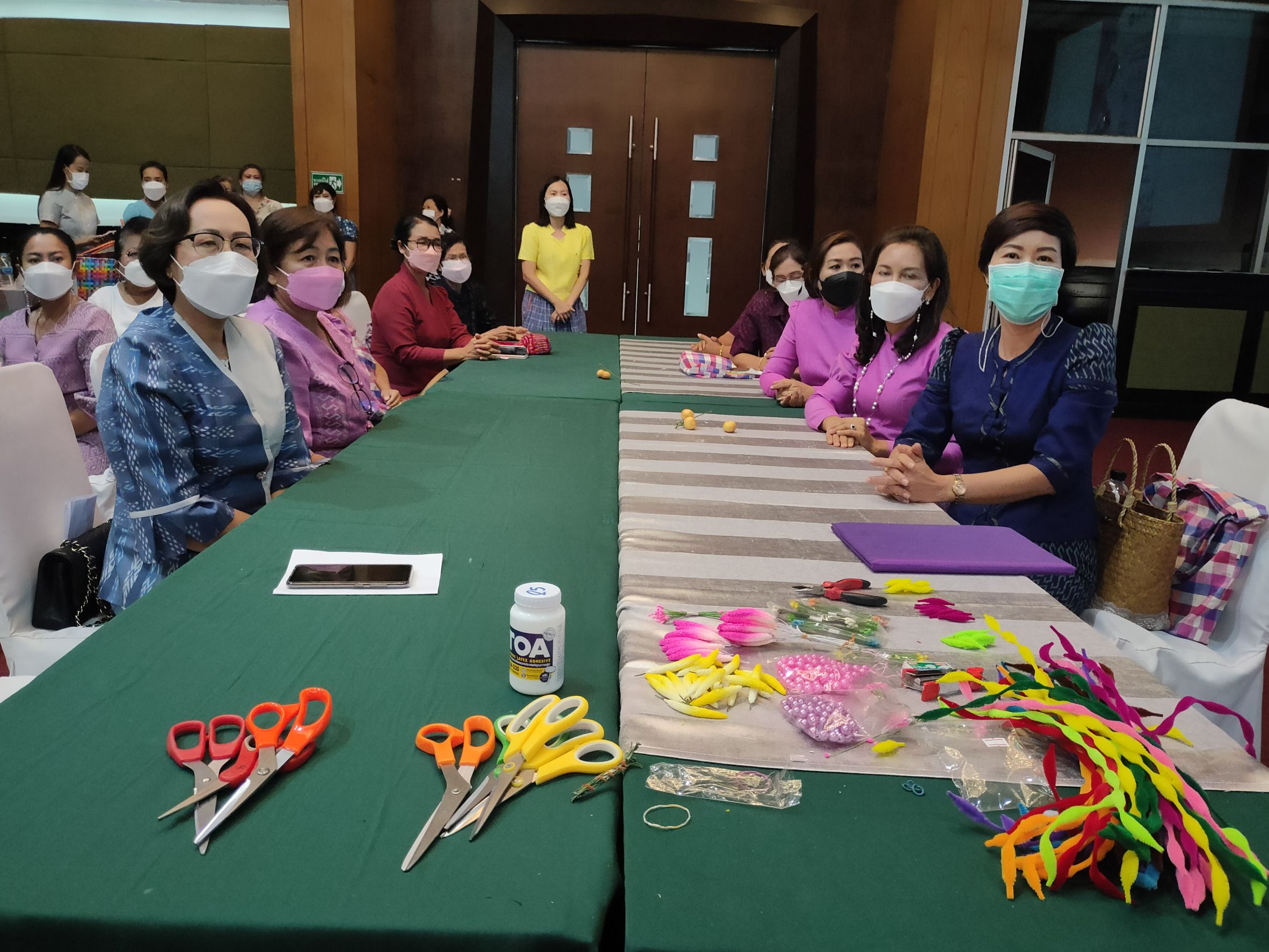? CDD KAN News : พช.กาญจน์ จัดกิจกรรมการประดิษฐ์ผีเสื้อเพื่อนำไปประดับในการจัดนิทรรศการเฉลิมพระเกียรติฯ