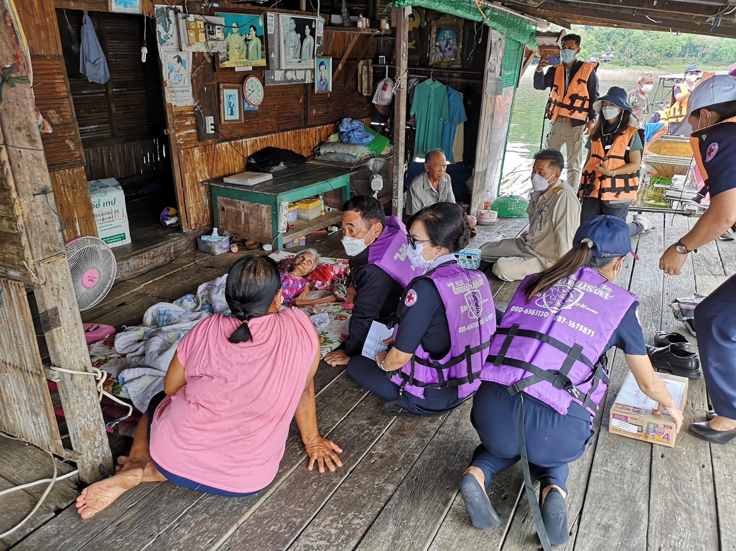 ? CDD KAN News : พช.กาญจน์ ผนึกกำลังส่วนราชการจังหวัดกาญจนบุรี ในโครงการจังหวัดเคลื่อนที่ บำบัดทุกข์ บำรุงสุข สร้างรอยยิ้มให้กับประชาชนประจำปี 2565 ในพื้นที่อำเภอสังขละบุรี พร้อมลงพื้นที่เยี่ยมเยียนและมอบสิ่งของ“แก้จน Mobile”ให้กับครอบครัวที่ต้องได้รับการช่วยเหลือ