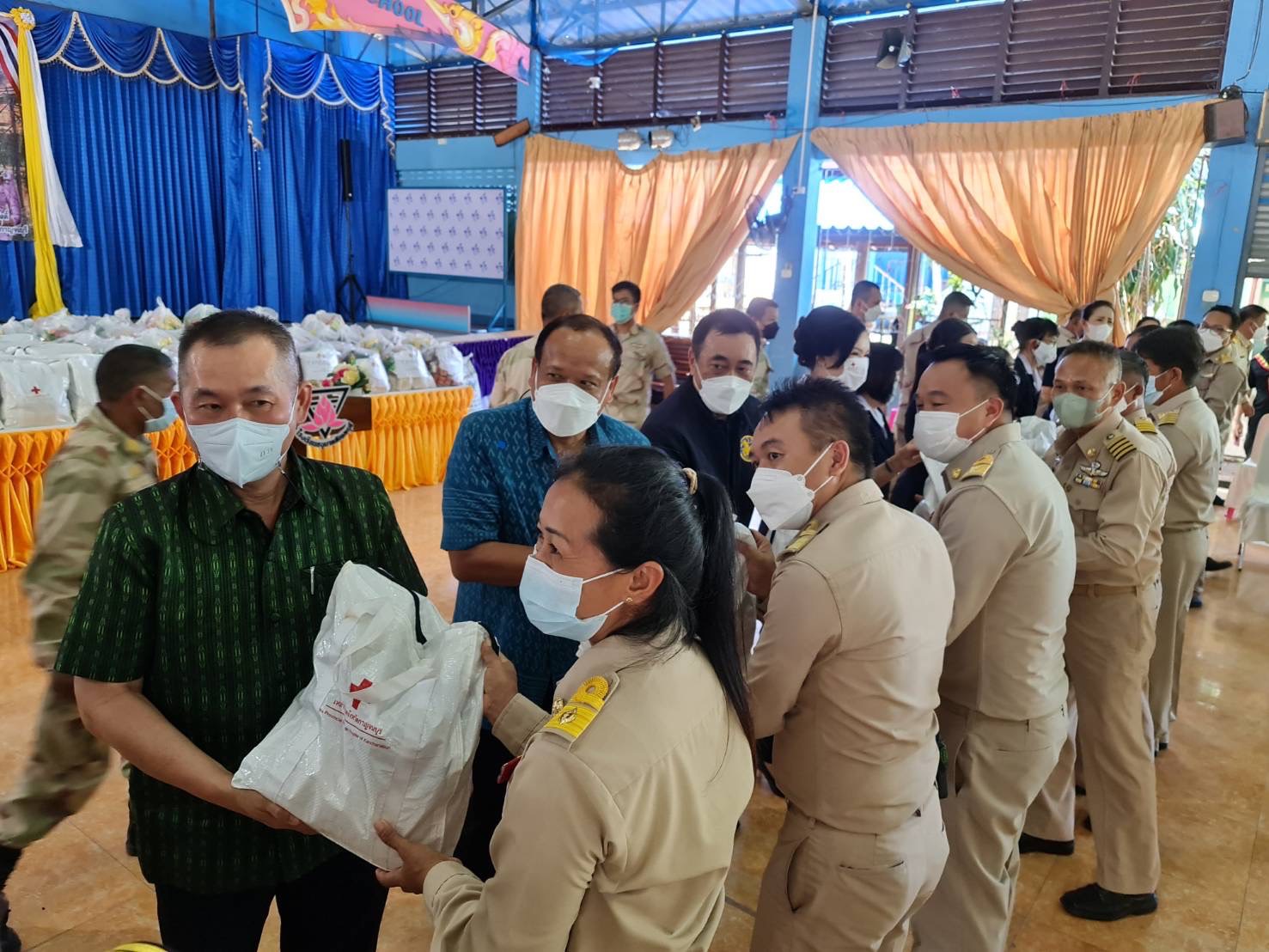 ? CDD KAN News : พช.กาญจน์ ผนึกกำลังส่วนราชการจังหวัดกาญจนบุรี ในโครงการจังหวัดเคลื่อนที่ บำบัดทุกข์ บำรุงสุข สร้างรอยยิ้มให้กับประชาชนประจำปี 2565 ในพื้นที่อำเภอสังขละบุรี พร้อมลงพื้นที่เยี่ยมเยียนและมอบสิ่งของ“แก้จน Mobile”ให้กับครอบครัวที่ต้องได้รับการช่วยเหลือ