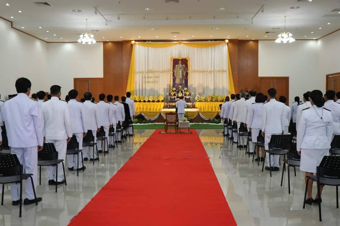 ? CDD KAN News : พช.กาญจน์ ร่วมวางพานพุ่มถวายพระราชสักการะพระบาทสมเด็จพระบรมชนกาธิเบศร มหาภูมิพลอดุลยเดชมหาราช บรมนาถบพิตร พระบิดาแห่งมาตรฐานการช่างไทย เนื่องในงานวันมาตรฐานฝีมือแรงงานแห่งชาติ ประจำปี 2565