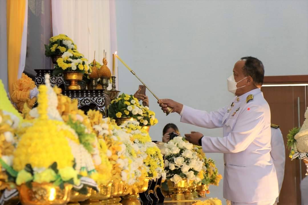 ? CDD KAN News : พช.กาญจน์ ร่วมวางพานพุ่มถวายพระราชสักการะพระบาทสมเด็จพระบรมชนกาธิเบศร มหาภูมิพลอดุลยเดชมหาราช บรมนาถบพิตร พระบิดาแห่งมาตรฐานการช่างไทย เนื่องในงานวันมาตรฐานฝีมือแรงงานแห่งชาติ ประจำปี 2565