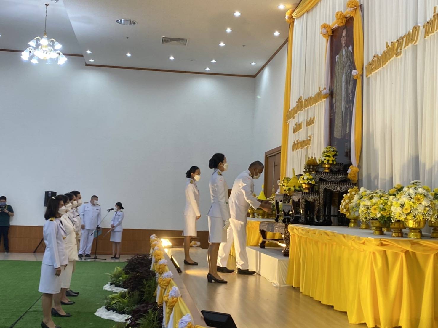 ? CDD KAN News : พช.กาญจน์ ร่วมวางพานพุ่มถวายพระราชสักการะพระบาทสมเด็จพระบรมชนกาธิเบศร มหาภูมิพลอดุลยเดชมหาราช บรมนาถบพิตร พระบิดาแห่งมาตรฐานการช่างไทย เนื่องในงานวันมาตรฐานฝีมือแรงงานแห่งชาติ ประจำปี 2565