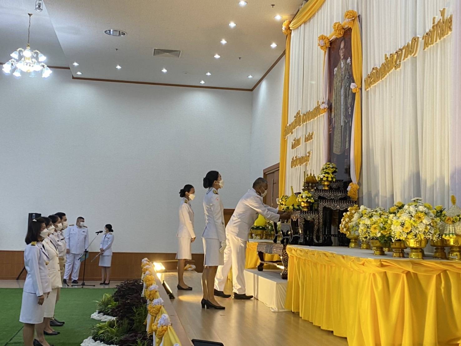 ? CDD KAN News : พช.กาญจน์ ร่วมวางพานพุ่มถวายพระราชสักการะพระบาทสมเด็จพระบรมชนกาธิเบศร มหาภูมิพลอดุลยเดชมหาราช บรมนาถบพิตร พระบิดาแห่งมาตรฐานการช่างไทย เนื่องในงานวันมาตรฐานฝีมือแรงงานแห่งชาติ ประจำปี 2565