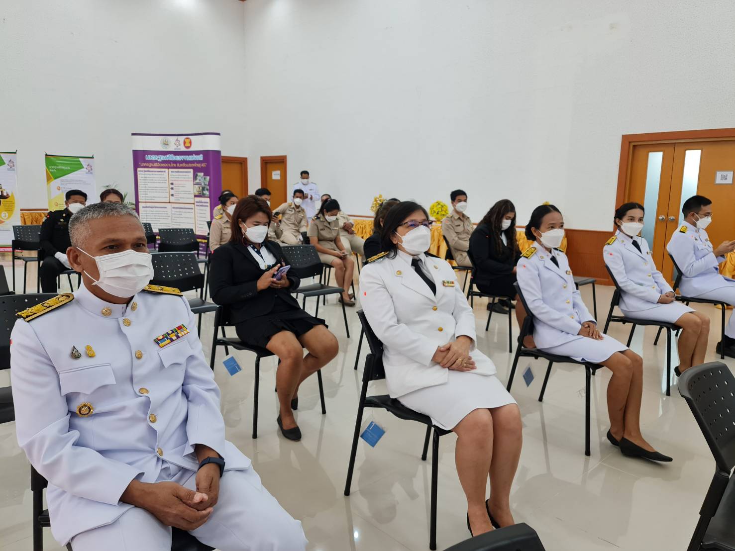 ? CDD KAN News : พช.กาญจน์ ร่วมวางพานพุ่มถวายพระราชสักการะพระบาทสมเด็จพระบรมชนกาธิเบศร มหาภูมิพลอดุลยเดชมหาราช บรมนาถบพิตร พระบิดาแห่งมาตรฐานการช่างไทย เนื่องในงานวันมาตรฐานฝีมือแรงงานแห่งชาติ ประจำปี 2565