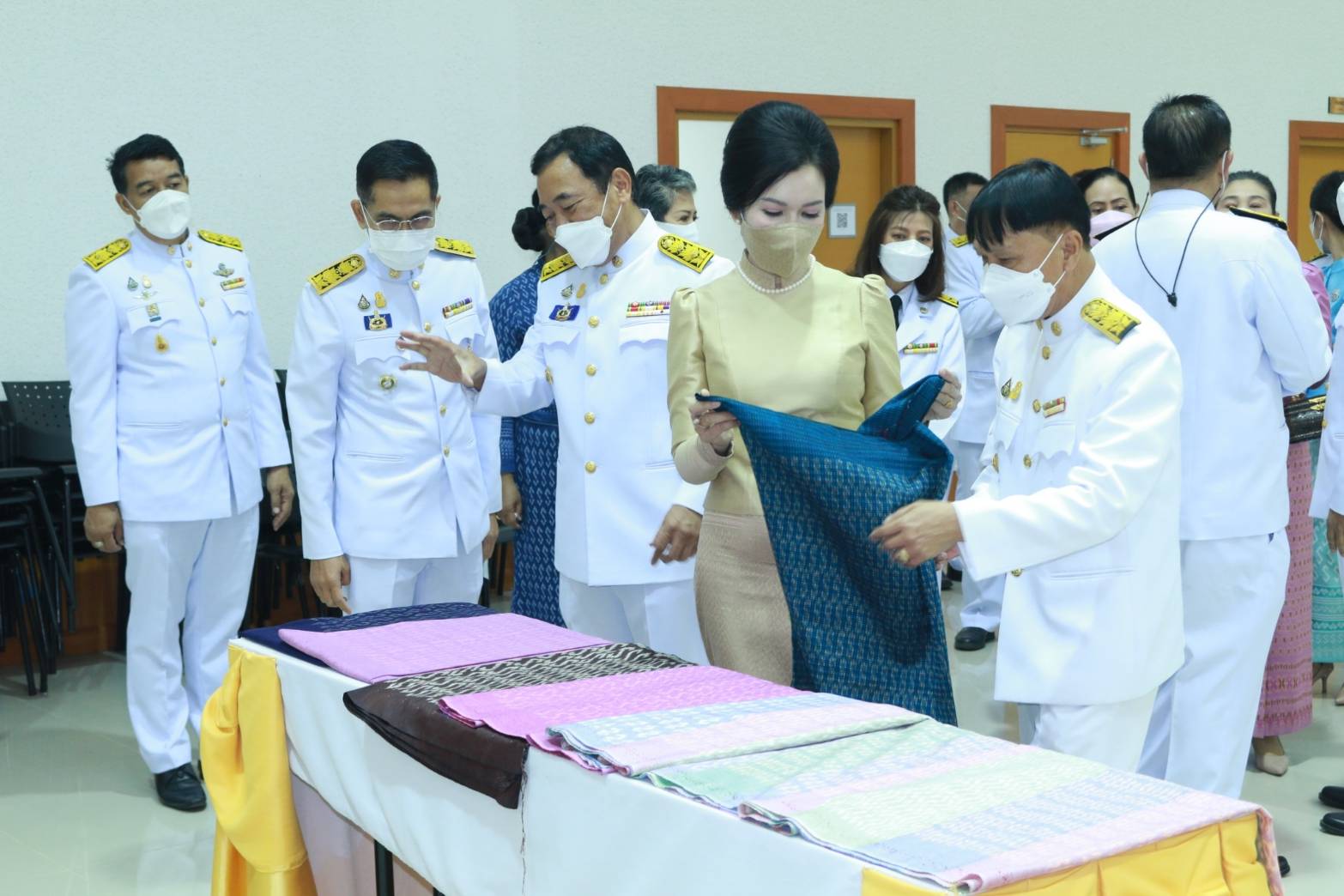 ? CDD KAN News : พช.กาญจนบุรี จัดพิธีมอบแบบผ้าลายพระราชทาน”ผ้าขิดลายนารีรัตนราชกัญญา” เพื่อน้อมนำแนวพระดำริในการเพิ่มคุณค่าและมูลค่า ยกระดับผลิตภัณฑ์ผ้าไทย ให้สามารถก้าวสู่ระดับสากล เพื่อวิถีชุมชนที่ยั่งยืน