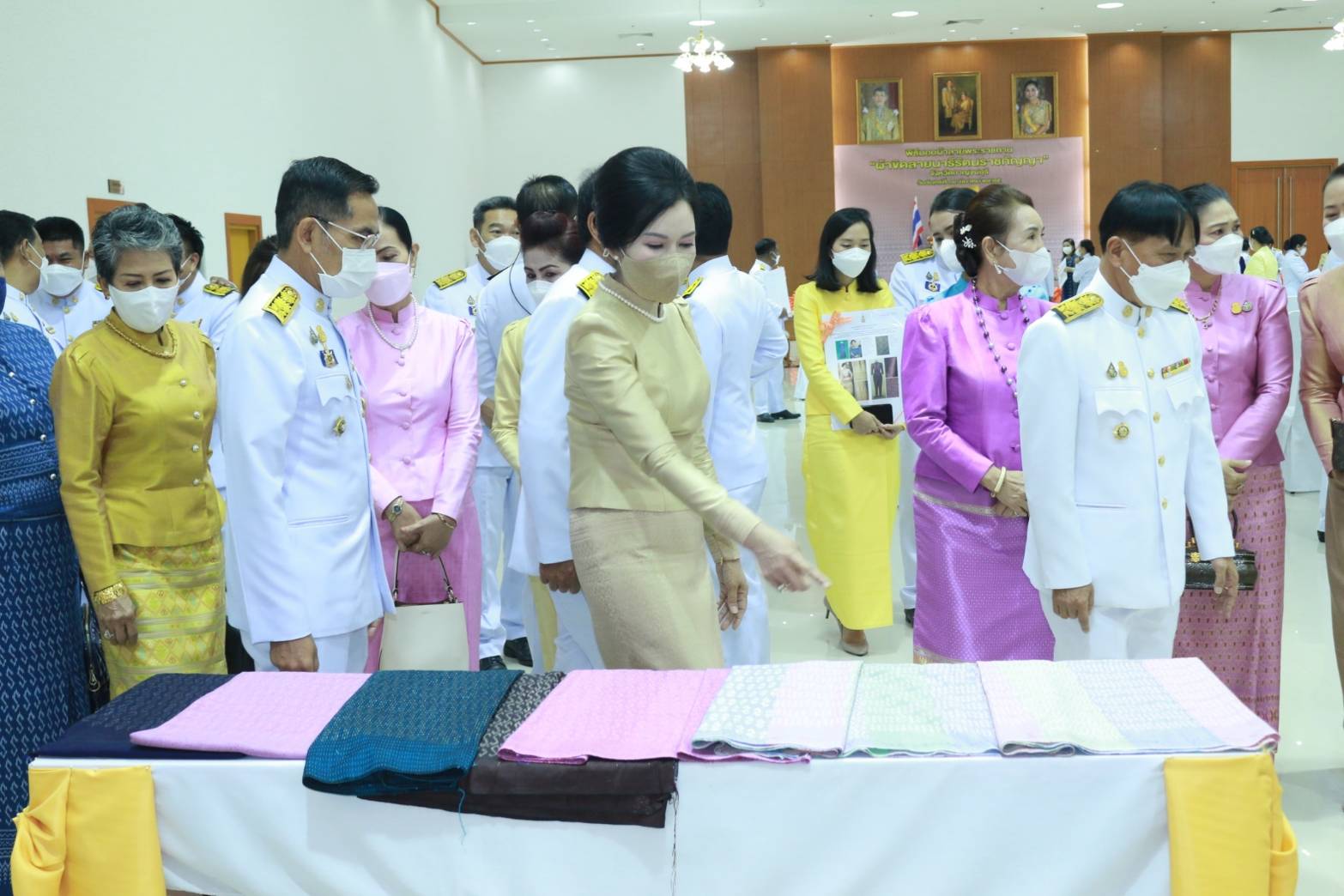 ? CDD KAN News : พช.กาญจนบุรี จัดพิธีมอบแบบผ้าลายพระราชทาน”ผ้าขิดลายนารีรัตนราชกัญญา” เพื่อน้อมนำแนวพระดำริในการเพิ่มคุณค่าและมูลค่า ยกระดับผลิตภัณฑ์ผ้าไทย ให้สามารถก้าวสู่ระดับสากล เพื่อวิถีชุมชนที่ยั่งยืน