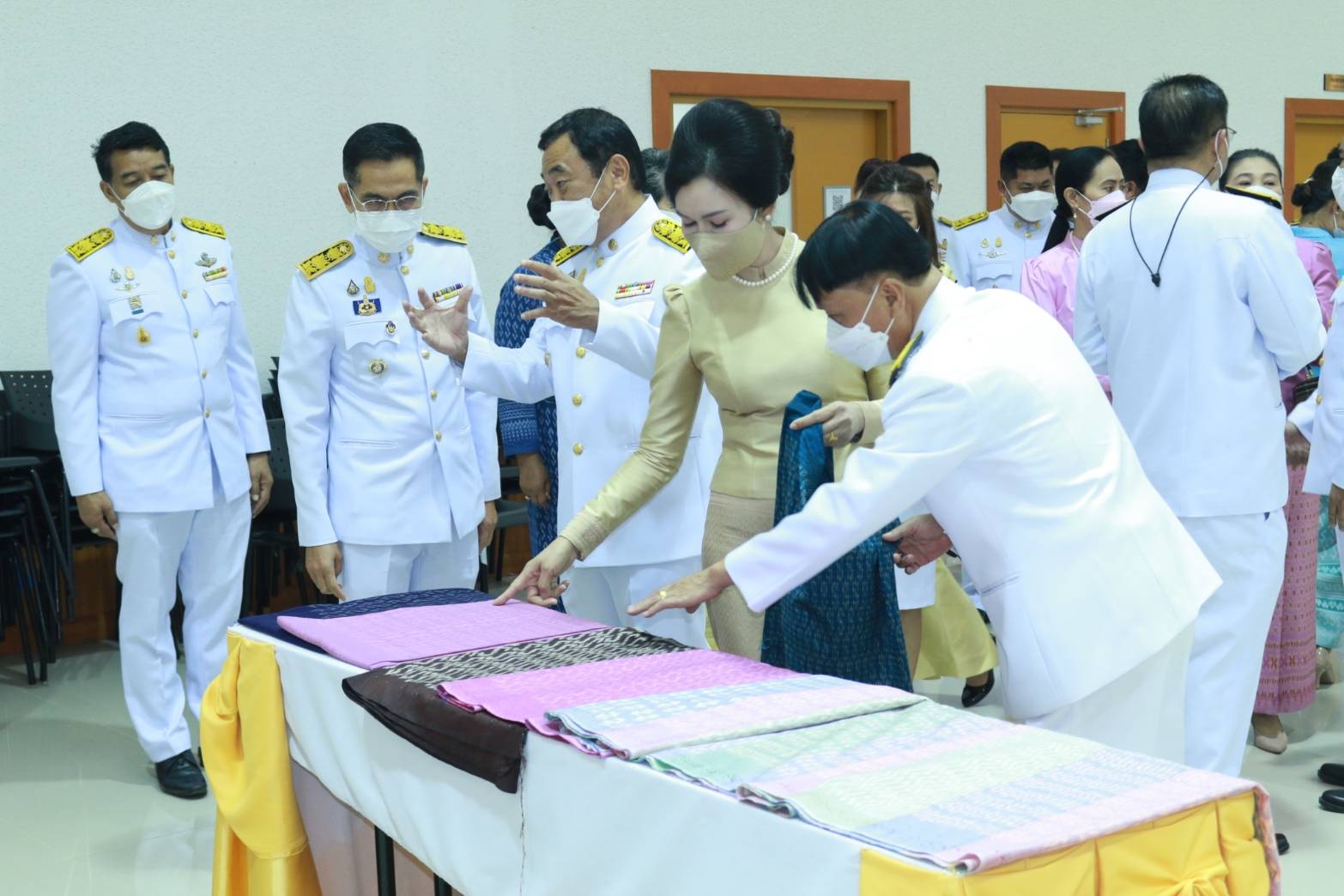 ? CDD KAN News : พช.กาญจนบุรี จัดพิธีมอบแบบผ้าลายพระราชทาน”ผ้าขิดลายนารีรัตนราชกัญญา” เพื่อน้อมนำแนวพระดำริในการเพิ่มคุณค่าและมูลค่า ยกระดับผลิตภัณฑ์ผ้าไทย ให้สามารถก้าวสู่ระดับสากล เพื่อวิถีชุมชนที่ยั่งยืน