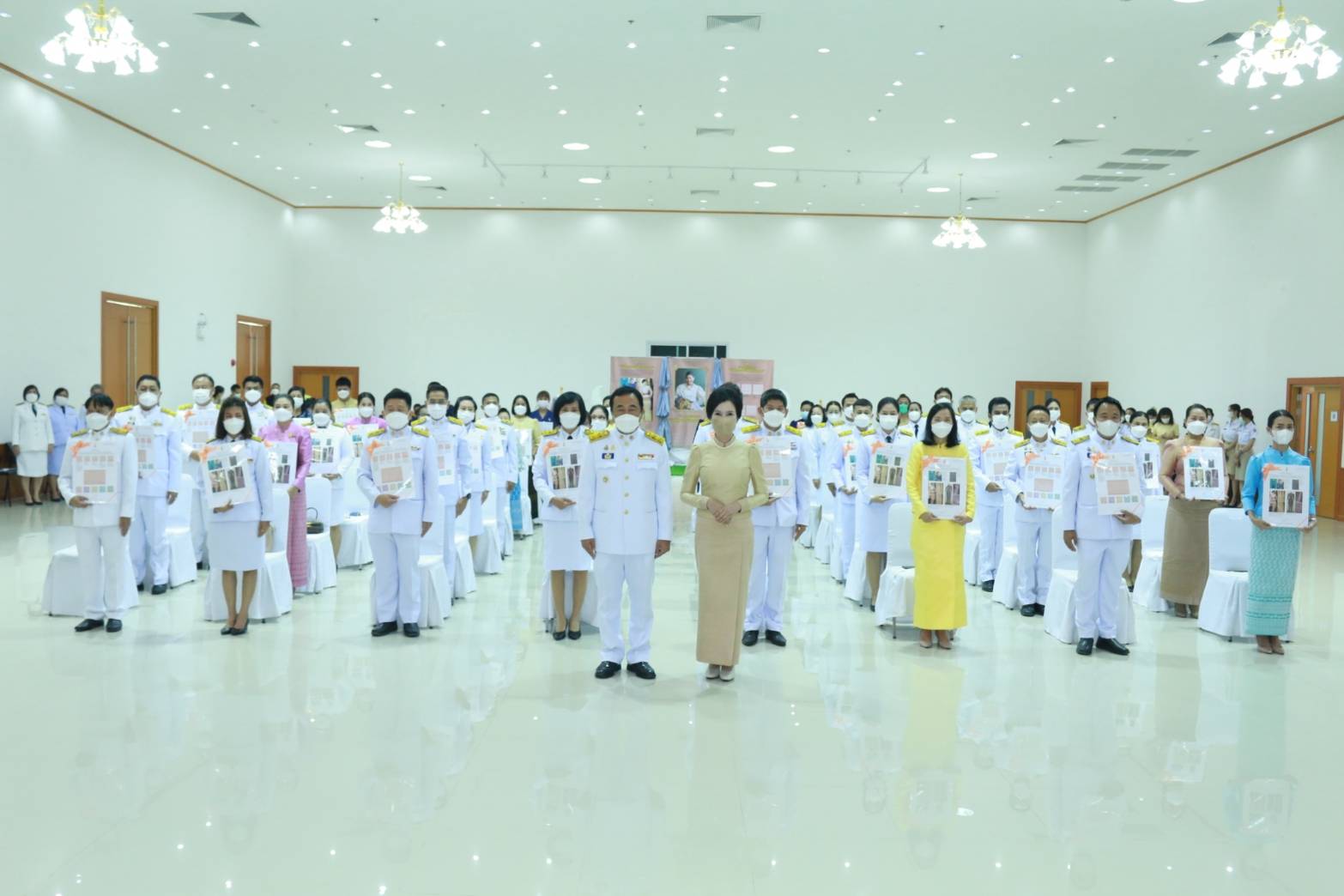 ? CDD KAN News : พช.กาญจนบุรี จัดพิธีมอบแบบผ้าลายพระราชทาน”ผ้าขิดลายนารีรัตนราชกัญญา” เพื่อน้อมนำแนวพระดำริในการเพิ่มคุณค่าและมูลค่า ยกระดับผลิตภัณฑ์ผ้าไทย ให้สามารถก้าวสู่ระดับสากล เพื่อวิถีชุมชนที่ยั่งยืน