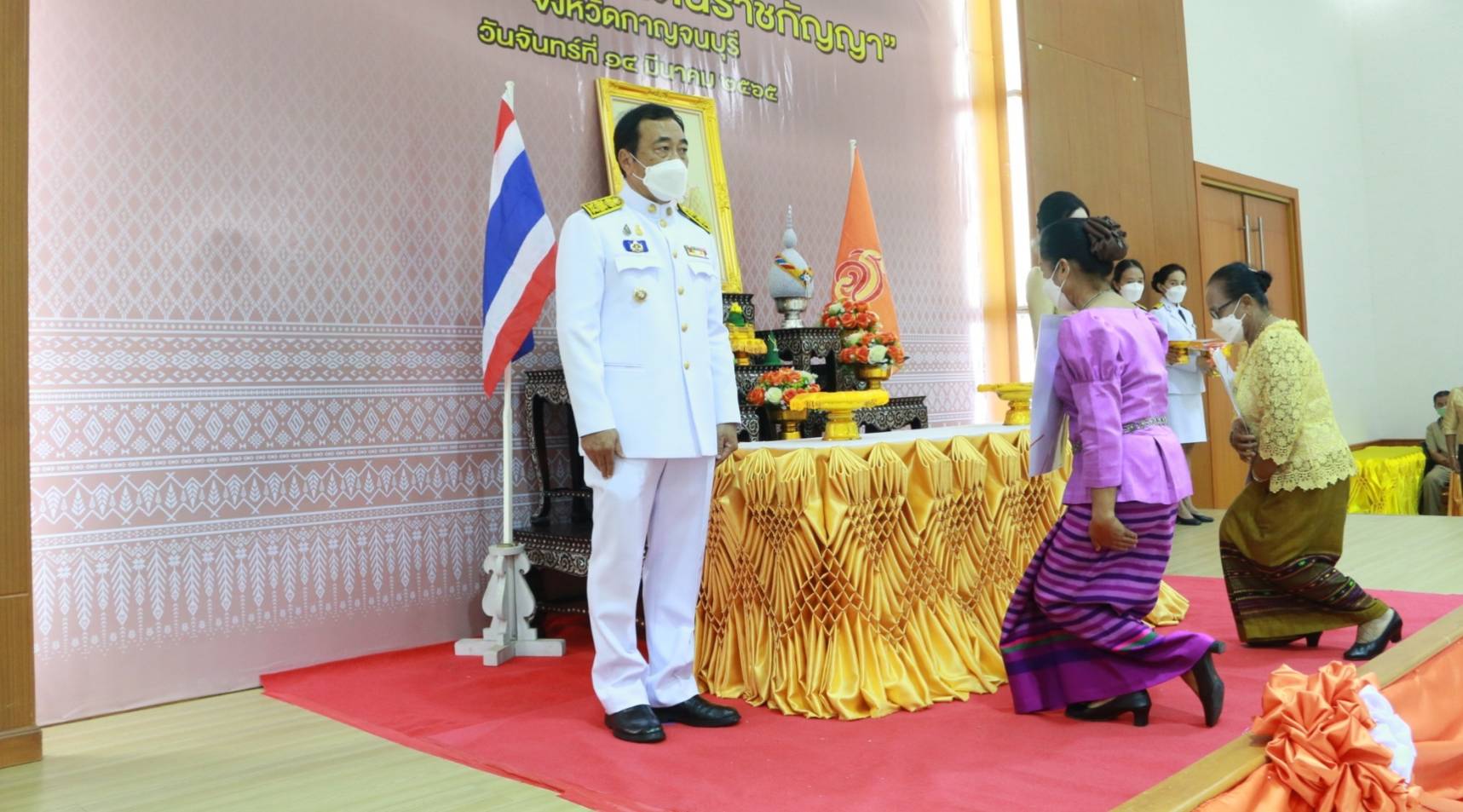 ? CDD KAN News : พช.กาญจนบุรี จัดพิธีมอบแบบผ้าลายพระราชทาน”ผ้าขิดลายนารีรัตนราชกัญญา” เพื่อน้อมนำแนวพระดำริในการเพิ่มคุณค่าและมูลค่า ยกระดับผลิตภัณฑ์ผ้าไทย ให้สามารถก้าวสู่ระดับสากล เพื่อวิถีชุมชนที่ยั่งยืน