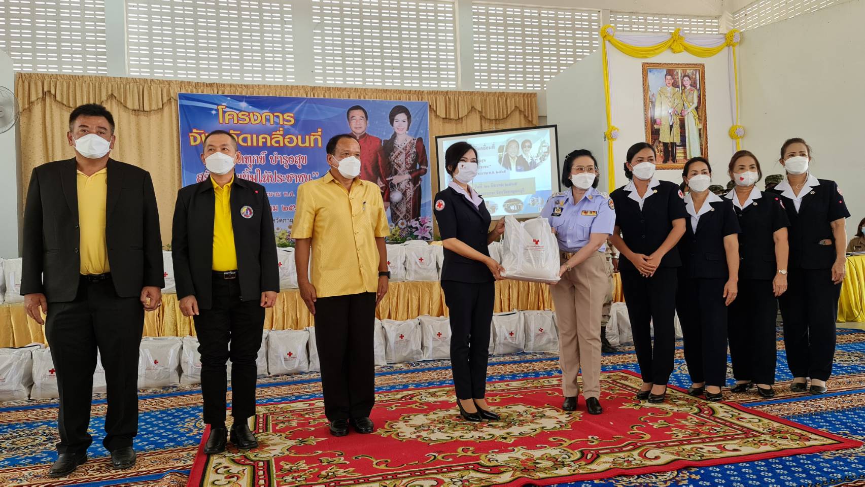 ? CDD KAN News : พช.กาญจน์ ผนึกกำลังส่วนราชการจังหวัดกาญจนบุรี ในโครงการจังหวัดเคลื่อนที่ บำบัดทุกข์ บำรุงสุข สร้างรอยยิ้มให้กับประชาชนประจำปี 2565 ในพื้นที่อำเภอห้วยกระเจา