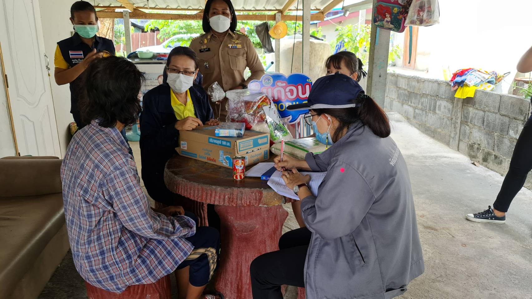 ? CDD KAN News : พช.กาญจน์ ผนึกกำลังส่วนราชการจังหวัดกาญจนบุรี ในโครงการจังหวัดเคลื่อนที่ บำบัดทุกข์ บำรุงสุข สร้างรอยยิ้มให้กับประชาชนประจำปี 2565 ในพื้นที่อำเภอห้วยกระเจา