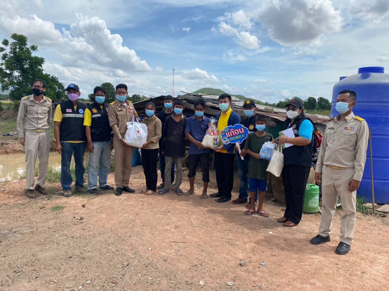 ? CDD KAN News : พช.กาญจน์ ผนึกกำลังส่วนราชการจังหวัดกาญจนบุรี ในโครงการจังหวัดเคลื่อนที่ บำบัดทุกข์ บำรุงสุข สร้างรอยยิ้มให้กับประชาชนประจำปี 2565 ในพื้นที่อำเภอห้วยกระเจา