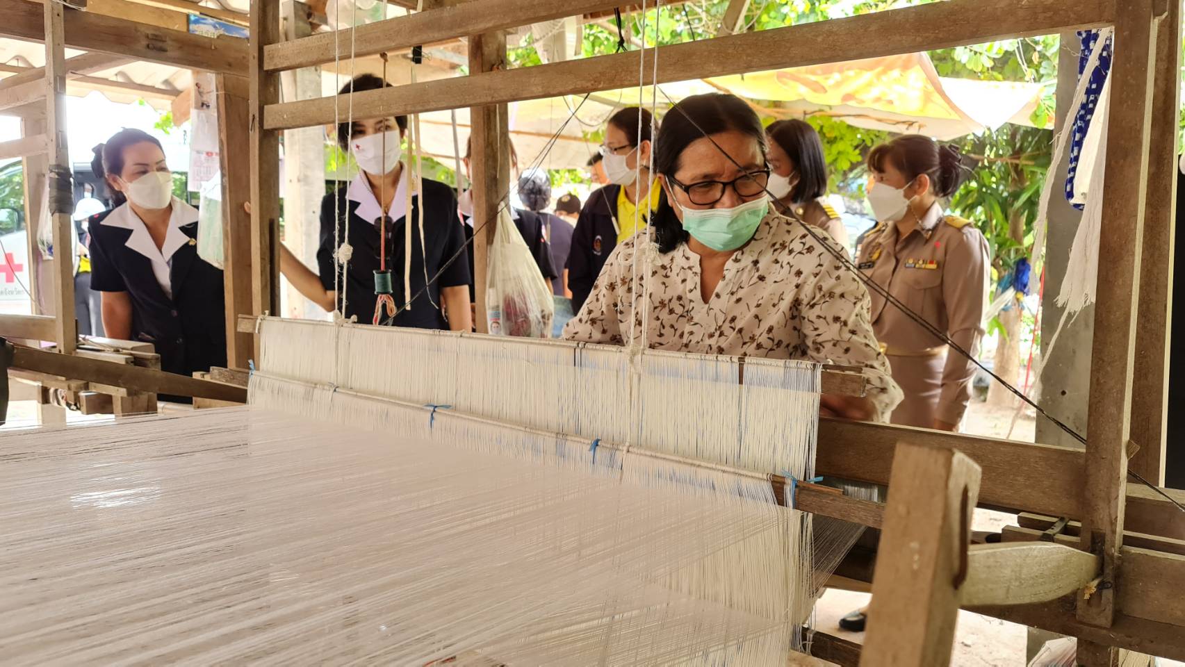 ? CDD KAN News : พช.กาญจน์ ลงพื้นที่เยี่ยมเยียน กลุ่มทอผ้าบ้านไผ่สีและแปลงโคกหนองนาโมเดล ในพื้นที่บ้านไผ่สี อำเภอห้วยกระเจา จังหวัดกาญจนบุรี