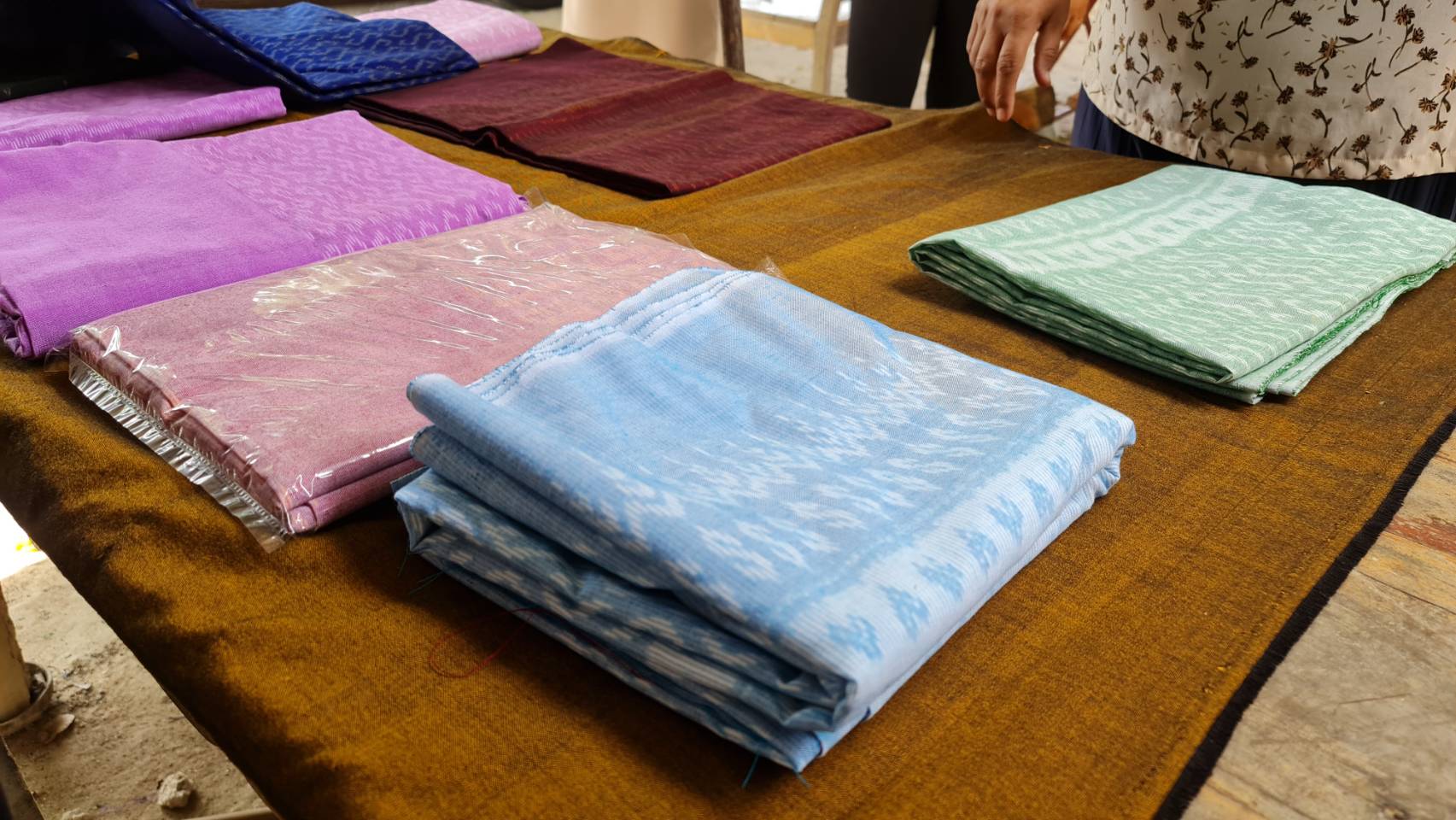 ? CDD KAN News : พช.กาญจน์ ลงพื้นที่เยี่ยมเยียน กลุ่มทอผ้าบ้านไผ่สีและแปลงโคกหนองนาโมเดล ในพื้นที่บ้านไผ่สี อำเภอห้วยกระเจา จังหวัดกาญจนบุรี
