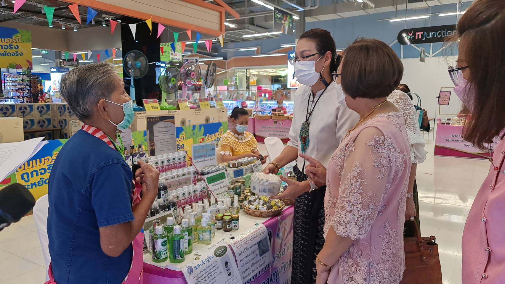 ? CDD KAN News : พช.กาญจนบุรี เปิดงานโครงการส่งเสริมช่องทางการตลาดผลิตภัณฑ์กลุ่มอาชีพสมาชิกกองทุนพัฒนาบทบาทสตรี