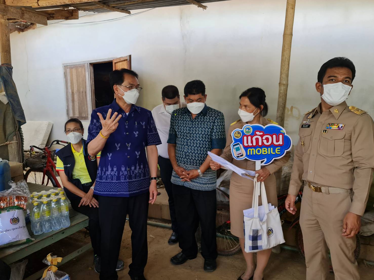 ? CDD KAN News : พช.กาญจน์ ผนึกกำลังส่วนราชการจังหวัดกาญจนบุรี ในโครงการจังหวัดเคลื่อนที่ บำบัดทุกข์ บำรุงสุข สร้างรอยยิ้มให้กับประชาชนประจำปี 2565 ในพื้นที่อำเภอด่านมะขามเตี้ย พร้อมลงพื้นที่เยี่ยมเยียนและมอบสิ่งของ“แก้จน Mobile”ให้กับครอบครัวที่ต้องได้รับการช่วยเหลือ