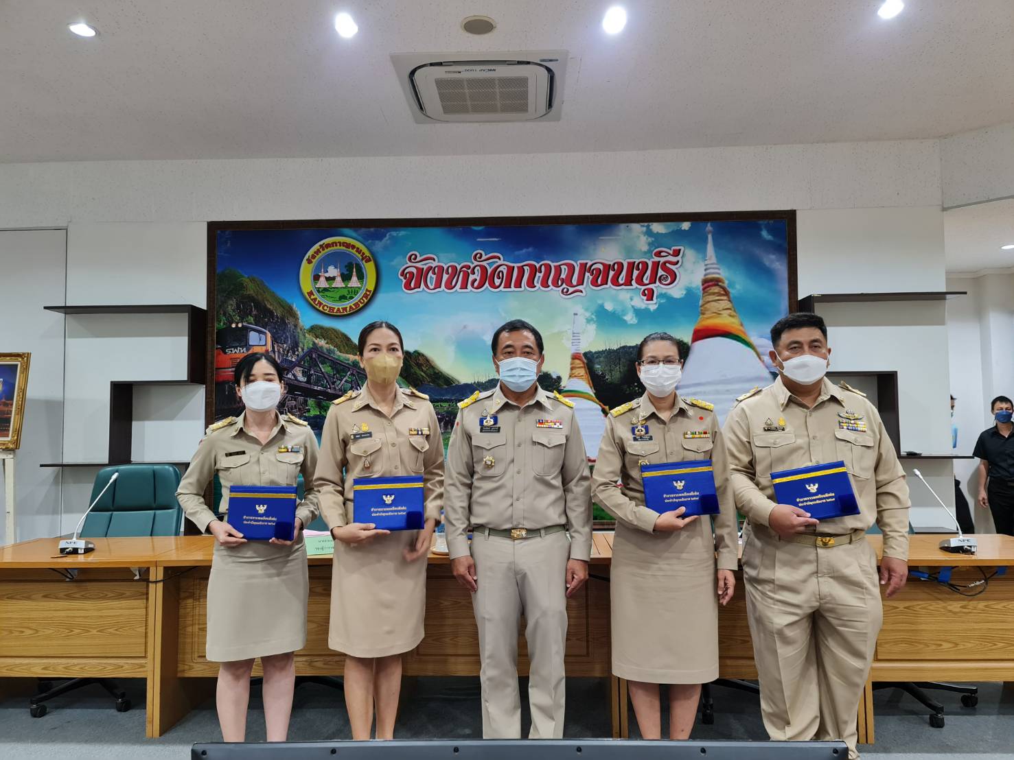 ? CDD KAN News : พัฒนาการจังหวัดกาญจนบุรี รับรางวัลข้าราชการพลเรือนดีเด่นประจำปี 2564 ระดับประเทศ