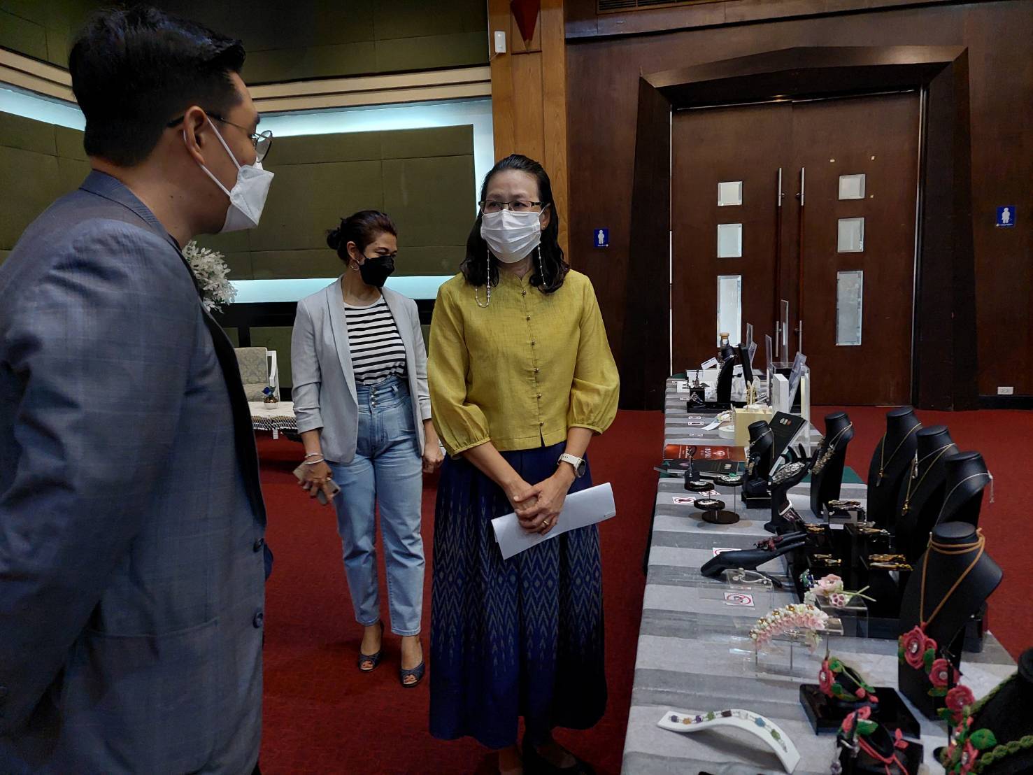 ? CDD KAN News : พช.กาญจน์ร่วมโครงการอบรมเชิงปฏิบัติการ “การจัดการวัสดุสร้างสรรค์ สู่การพัฒนารูปแบบเครื่องประดับจากเศษพลอยและพลอยเกรดต่ำจังหวัดกาญจนบุรี”