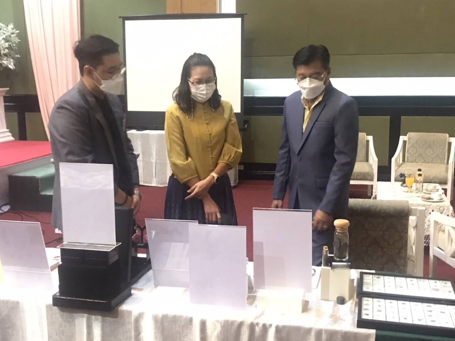 ? CDD KAN News : พช.กาญจน์ร่วมโครงการอบรมเชิงปฏิบัติการ “การจัดการวัสดุสร้างสรรค์ สู่การพัฒนารูปแบบเครื่องประดับจากเศษพลอยและพลอยเกรดต่ำจังหวัดกาญจนบุรี”