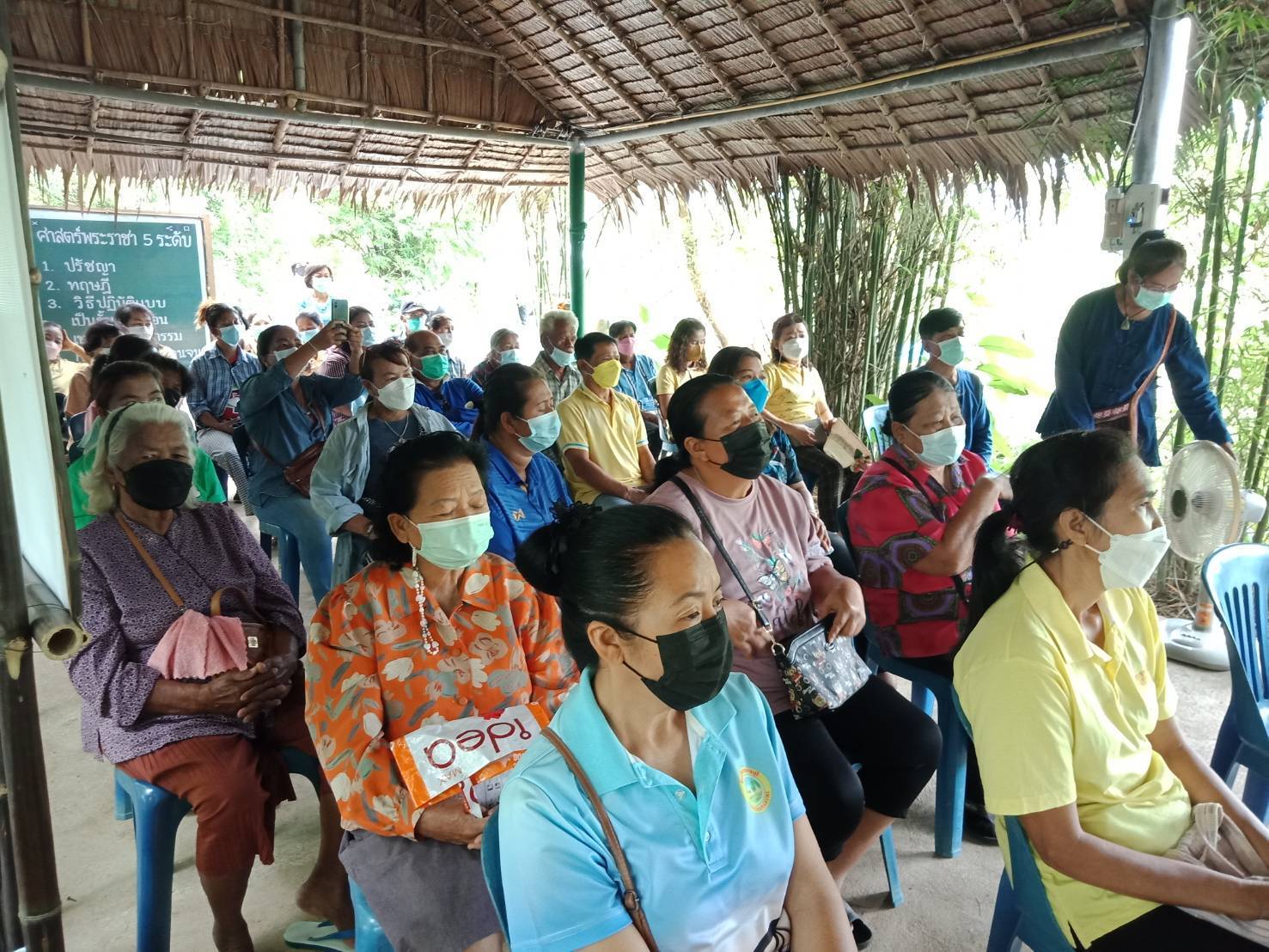 ? CDD KAN News : พัฒนาการจังหวัดกาญจนบุรี ร่วมกิจกรรม “โครงการสานพลังสตรีกาญจน์ขจัดความยากจนอย่างยั่งยืน” ณ อำเภอพนมทวน