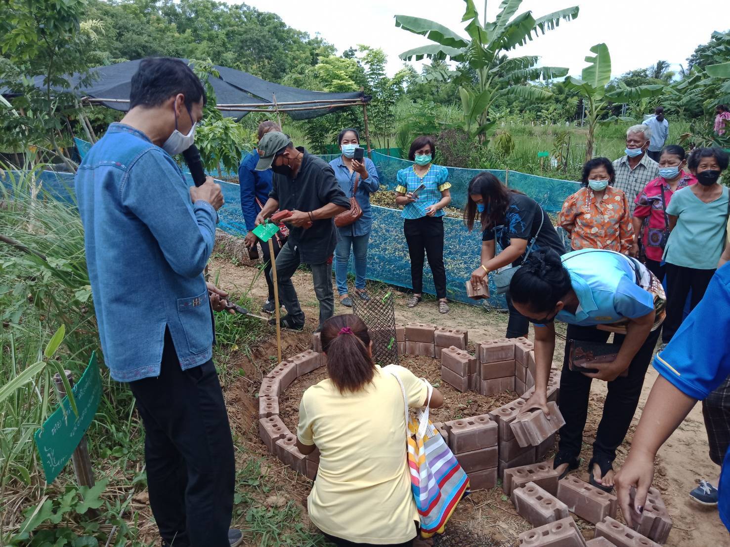 ? CDD KAN News : พัฒนาการจังหวัดกาญจนบุรี ร่วมกิจกรรม “โครงการสานพลังสตรีกาญจน์ขจัดความยากจนอย่างยั่งยืน” ณ อำเภอพนมทวน