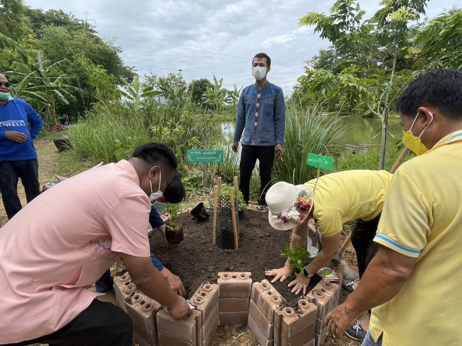 ? CDD KAN News : พัฒนาการจังหวัดกาญจนบุรี ร่วมกิจกรรม “โครงการสานพลังสตรีกาญจน์ขจัดความยากจนอย่างยั่งยืน” ณ อำเภอพนมทวน