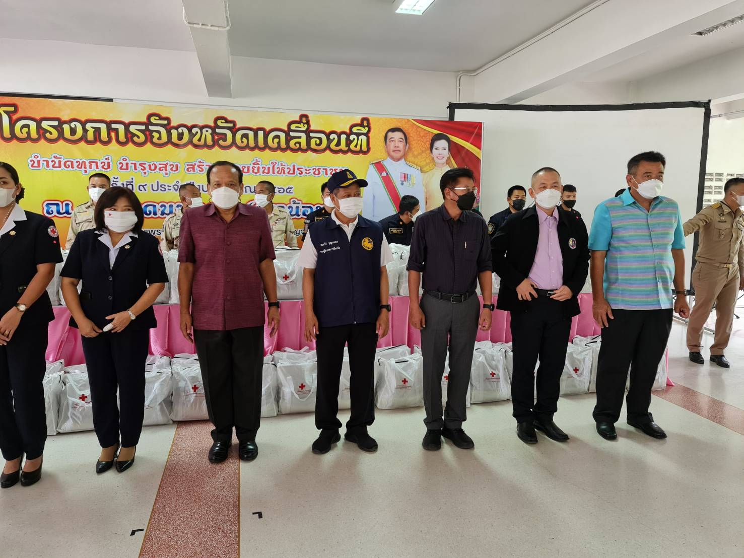 ? CDD KAN News : พช.กาญจน์ ผนึกกำลังส่วนราชการจังหวัดกาญจนบุรี ในโครงการจังหวัดเคลื่อนที่ บำบัดทุกข์ บำรุงสุข สร้างรอยยิ้มให้กับประชาชนประจำปี 2565 ในพื้นที่อำเภอเมืองกาญจนบุรี พร้อมลงพื้นที่เยี่ยมเยียนและมอบสิ่งของ“แก้จน Mobile”ให้กับครอบครัวที่ต้องได้รับการช่วยเหลือ