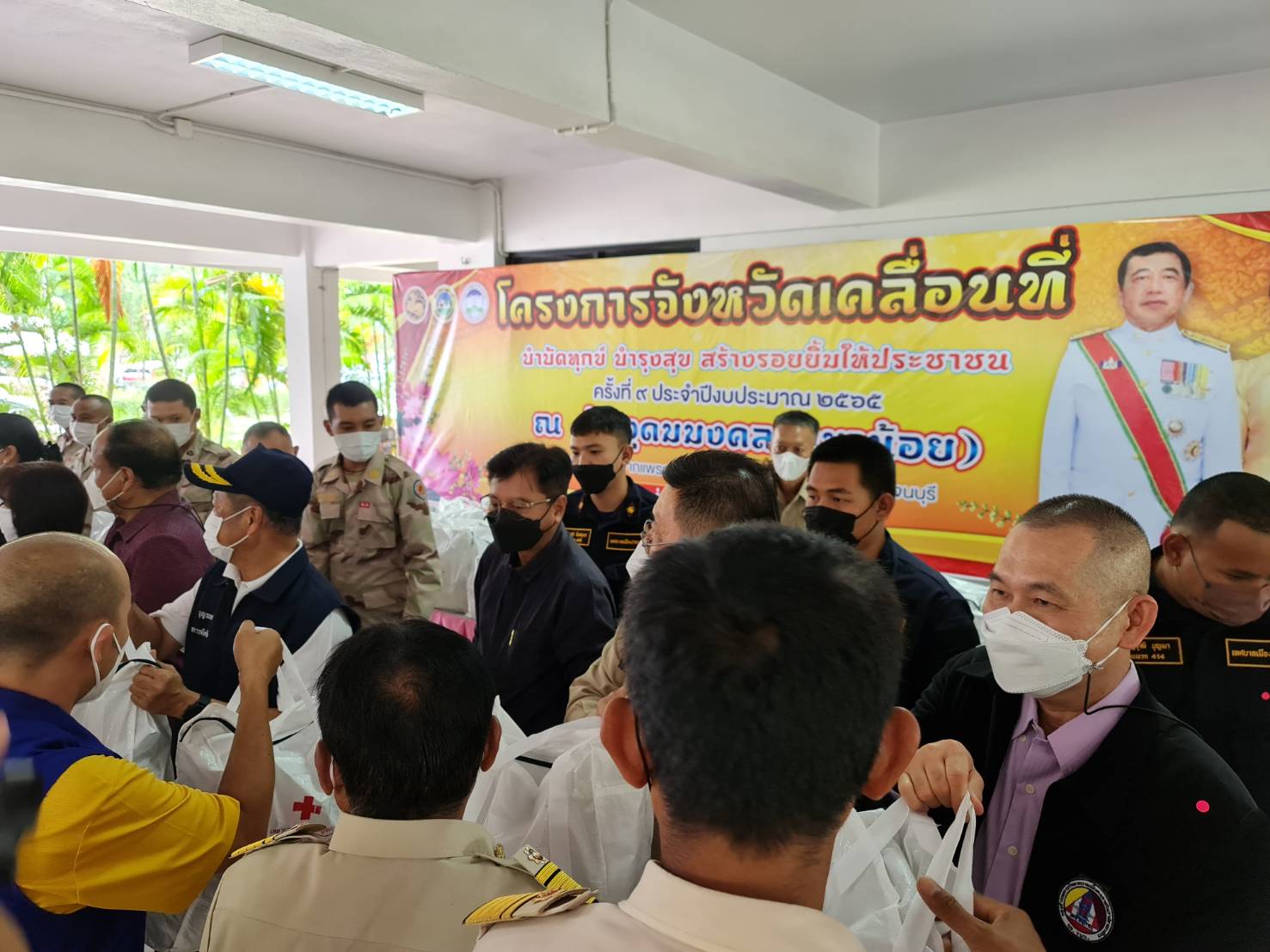 ? CDD KAN News : พช.กาญจน์ ผนึกกำลังส่วนราชการจังหวัดกาญจนบุรี ในโครงการจังหวัดเคลื่อนที่ บำบัดทุกข์ บำรุงสุข สร้างรอยยิ้มให้กับประชาชนประจำปี 2565 ในพื้นที่อำเภอเมืองกาญจนบุรี พร้อมลงพื้นที่เยี่ยมเยียนและมอบสิ่งของ“แก้จน Mobile”ให้กับครอบครัวที่ต้องได้รับการช่วยเหลือ