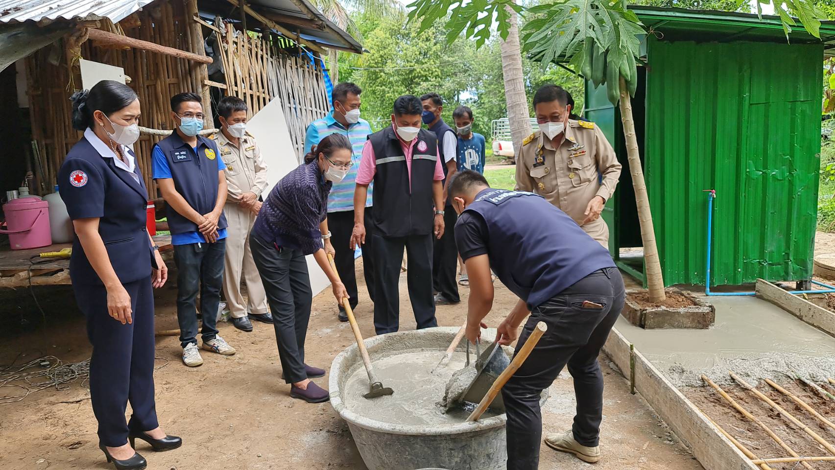 ? CDD KAN News : พช.กาญจน์ ผนึกกำลังส่วนราชการจังหวัดกาญจนบุรี ในโครงการจังหวัดเคลื่อนที่ บำบัดทุกข์ บำรุงสุข สร้างรอยยิ้มให้กับประชาชนประจำปี 2565 ในพื้นที่อำเภอเมืองกาญจนบุรี พร้อมลงพื้นที่เยี่ยมเยียนและมอบสิ่งของ“แก้จน Mobile”ให้กับครอบครัวที่ต้องได้รับการช่วยเหลือ