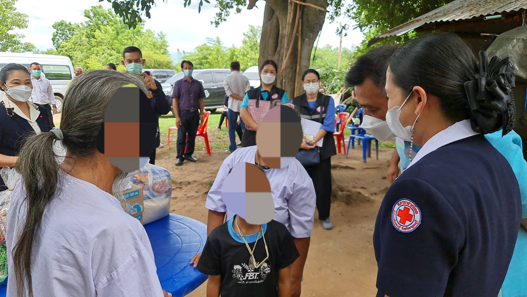 ? CDD KAN News : พช.กาญจน์ ผนึกกำลังส่วนราชการจังหวัดกาญจนบุรี ในโครงการจังหวัดเคลื่อนที่ บำบัดทุกข์ บำรุงสุข สร้างรอยยิ้มให้กับประชาชนประจำปี 2565 ในพื้นที่อำเภอเมืองกาญจนบุรี พร้อมลงพื้นที่เยี่ยมเยียนและมอบสิ่งของ“แก้จน Mobile”ให้กับครอบครัวที่ต้องได้รับการช่วยเหลือ