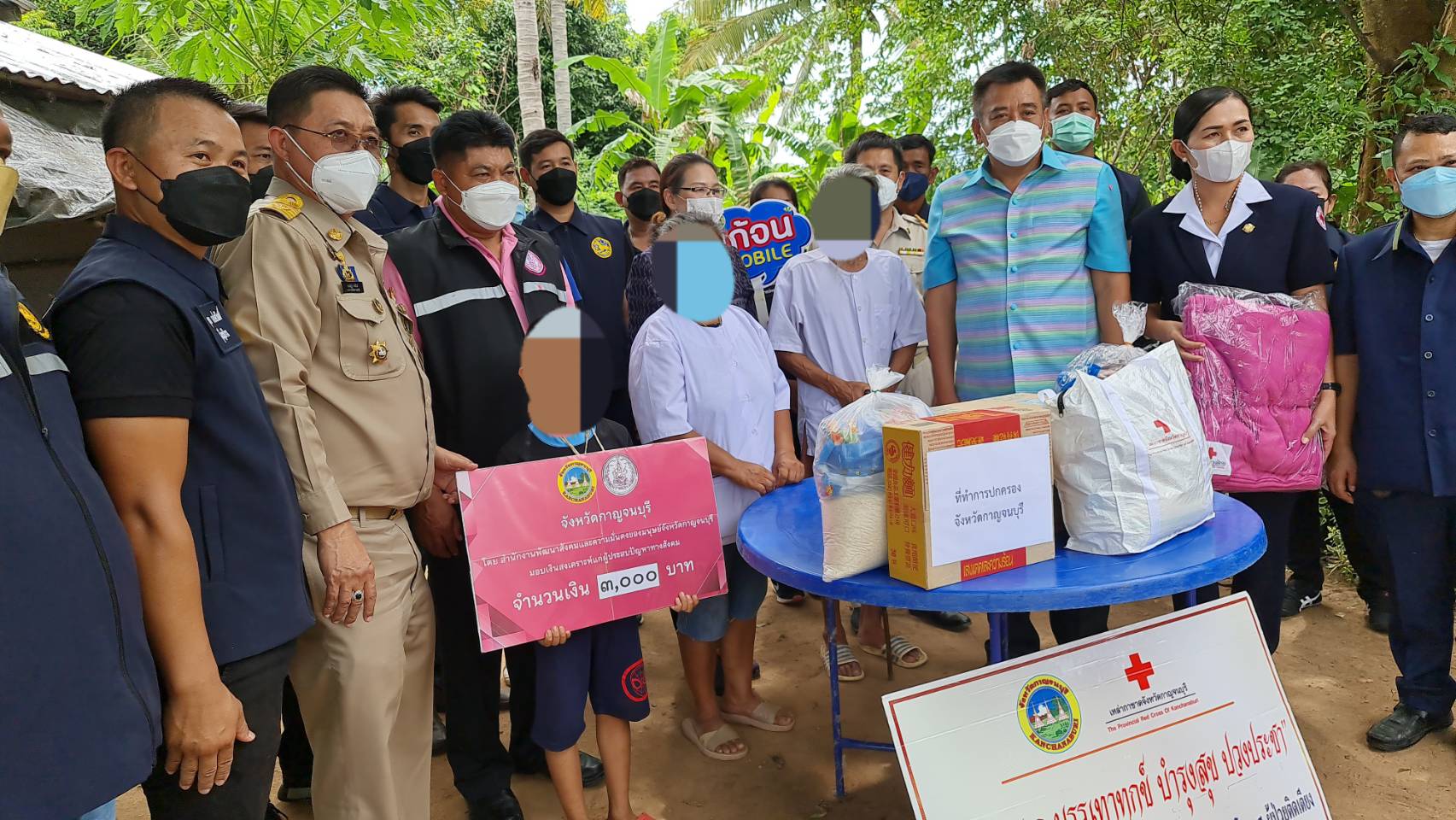 ? CDD KAN News : พช.กาญจน์ ผนึกกำลังส่วนราชการจังหวัดกาญจนบุรี ในโครงการจังหวัดเคลื่อนที่ บำบัดทุกข์ บำรุงสุข สร้างรอยยิ้มให้กับประชาชนประจำปี 2565 ในพื้นที่อำเภอเมืองกาญจนบุรี พร้อมลงพื้นที่เยี่ยมเยียนและมอบสิ่งของ“แก้จน Mobile”ให้กับครอบครัวที่ต้องได้รับการช่วยเหลือ