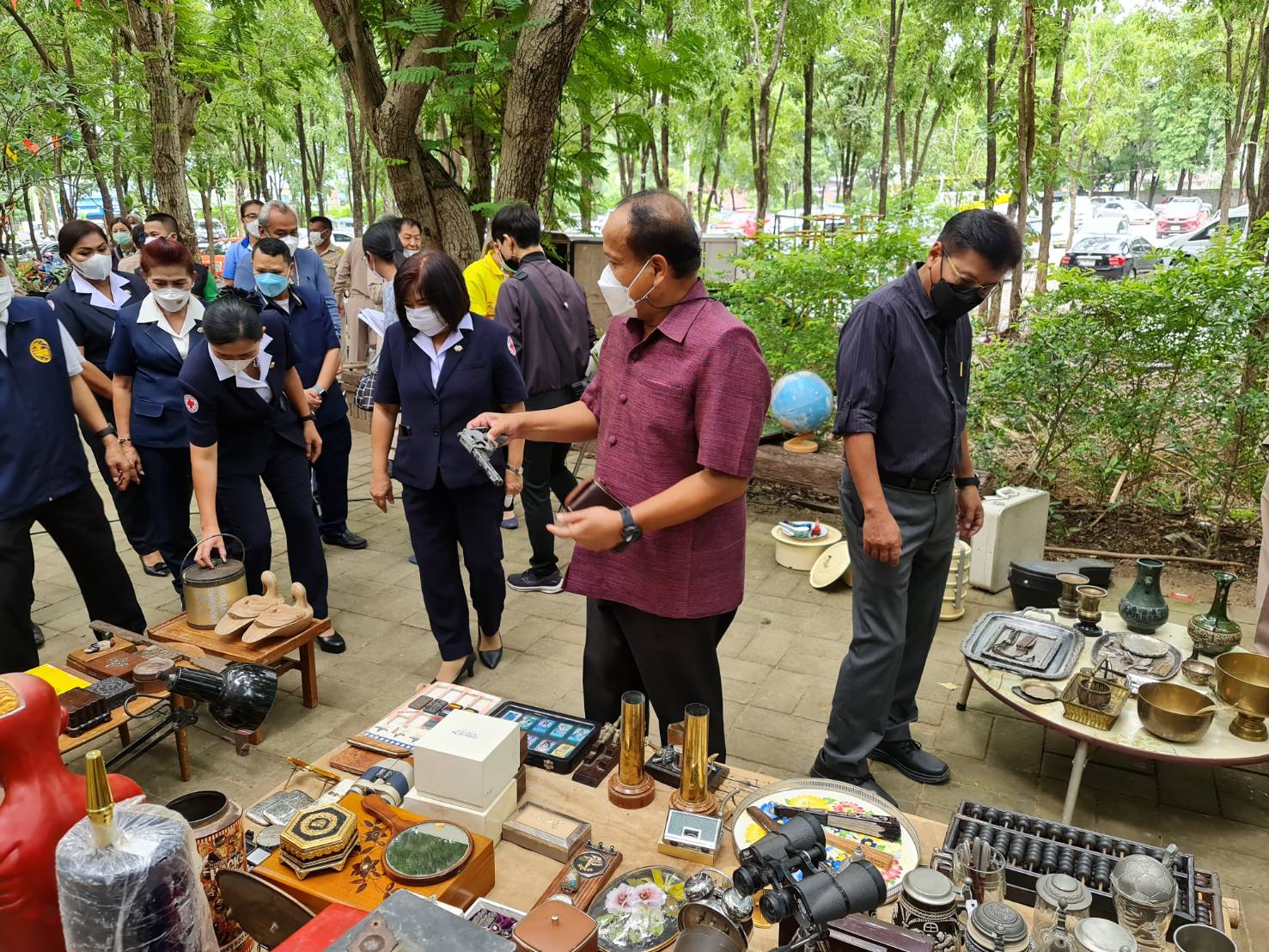 ? CDD KAN News : พช.กาญจน์ ผนึกกำลังส่วนราชการจังหวัดกาญจนบุรี ในโครงการจังหวัดเคลื่อนที่ บำบัดทุกข์ บำรุงสุข สร้างรอยยิ้มให้กับประชาชนประจำปี 2565 ในพื้นที่อำเภอเมืองกาญจนบุรี พร้อมลงพื้นที่เยี่ยมเยียนและมอบสิ่งของ“แก้จน Mobile”ให้กับครอบครัวที่ต้องได้รับการช่วยเหลือ